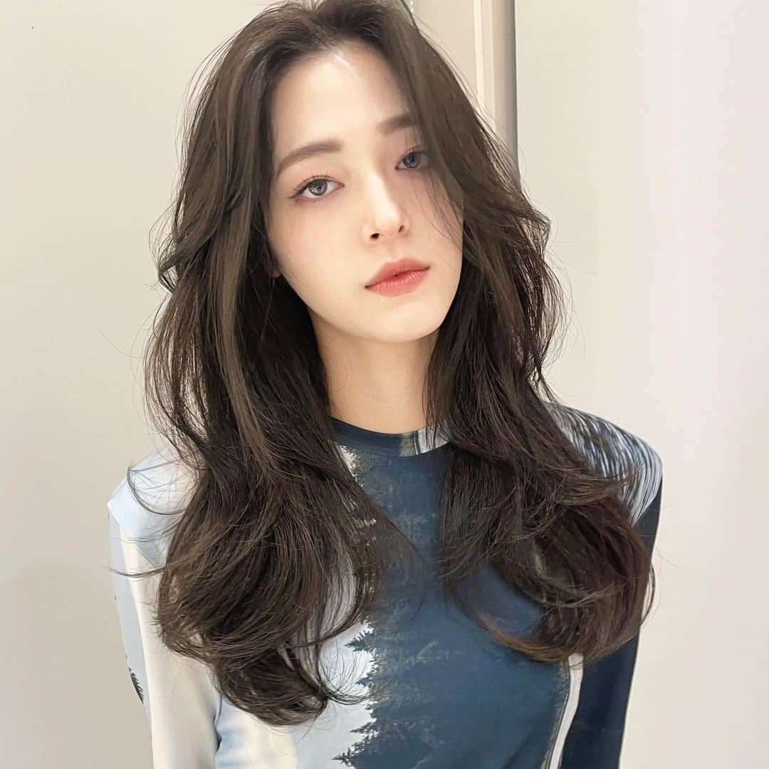 原涼香のインスタグラム：「大人気グレージュ🩶🩶 に #레이어드컷 が今っぽ韓国スタイル🫶🏻🇰🇷 ㅤㅤㅤㅤㅤㅤㅤㅤㅤㅤㅤㅤㅤ おすすめmenu♡ ☑︎カット ☑︎プレミアムケアカラー ☑︎HITAトリートメント ㅤㅤㅤㅤㅤㅤㅤㅤㅤㅤㅤㅤㅤ ㅤㅤㅤㅤㅤㅤㅤㅤㅤㅤㅤㅤㅤ  #SHIMA#韓国ヘア#韓国スタイル#レイヤーカット#ワンホンヘア#ワンホン#ダークトーン#網紅#初カラー#暗髪#ベージュカラー#ラベンダーカラー#グレージュ#オリーブカラー#透明感カラー#銀座美容院#銀座美容室#美容師#시스루뱅#레이어드컷#koreanhair」