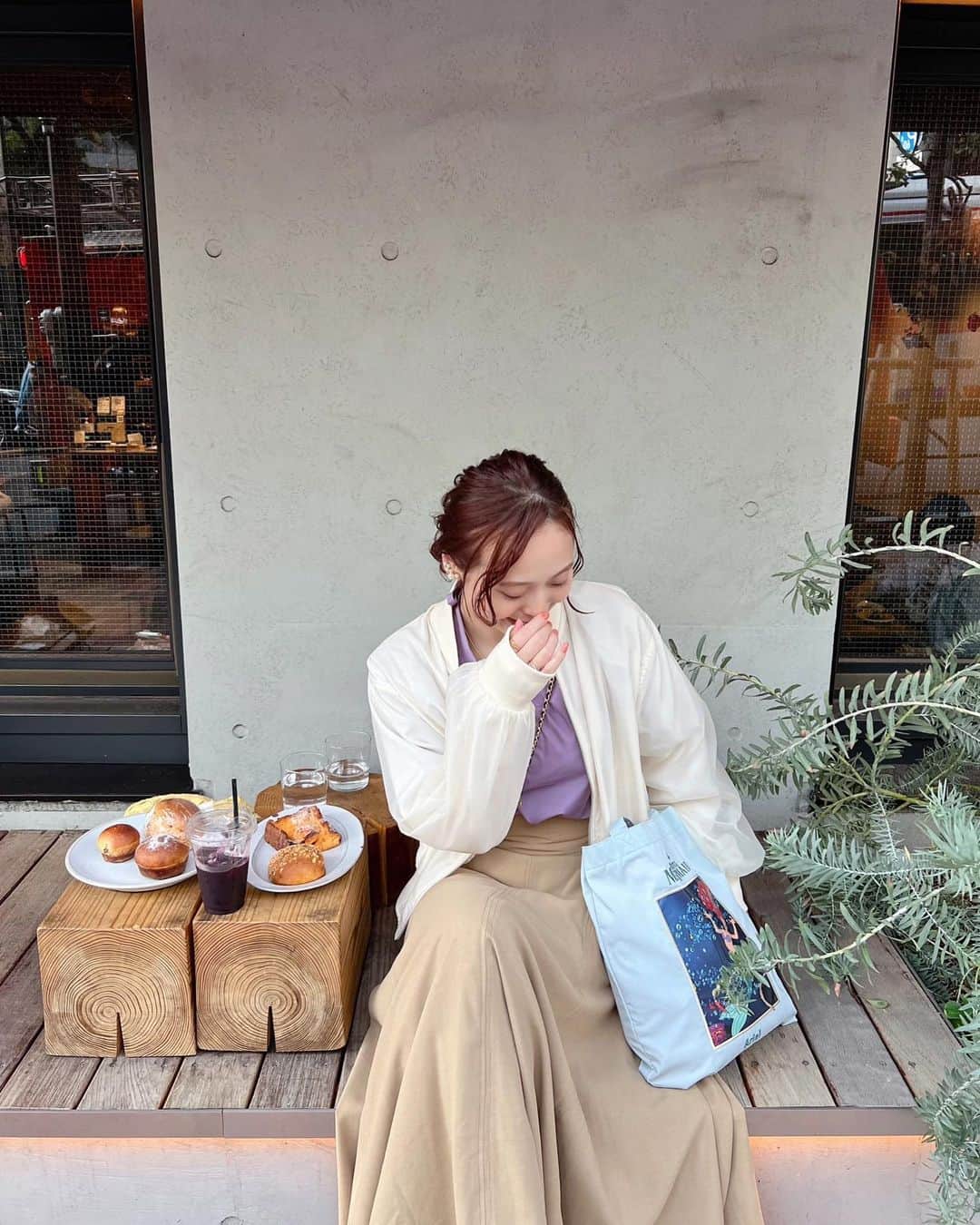 榊本麻衣さんのインスタグラム写真 - (榊本麻衣Instagram)「les joues de bebe 📍東京都目黒区目黒1丁目3-15 リードシー目黒ウエストビル 1階  ⁡ パン屋さんの沢山パンが並んでる 光景みるだけでニヤニヤする🫣💜笑 ⁡ ここ来る前にカフェ行ってたから とりあえず2つだけ、、🥐笑 ⁡ 塩っけがあるものと甘いもの両方食べたからったから、 カレーパンとフレンチトーストにしたよ🥪 案の定ペロッと食べちゃった😋笑 パンっていくらでも食べれちゃうよね？ 幸せ🥖🥐💕💕 ⁡ ⁡ それと最近の私のサブバッグは 大好きなアリエル🧜‍♀️💜 内側にポッケもついてて機能性もあって 可愛いなんて最高😍💓 @accommode さんのだよ🌼 結構アリエルグッズあるから 日々チェックしてるんだよね🤭☆ ⁡ ⁡ ⁡  #カフェ #カフェ巡り #東京カフェ #おしゃれカフェ #美味しい #笑顔 #都内カフェ巡り #都内カフェ #カフェTime #カフェタイム #ランチ #ランチタイム  #目黒 #目黒カフェ  #Latte #mai___food #cafe  #coffee #tea #teatime #ベーカリー #パン屋さん #bakery #カレーパン #フレンチトースト #パン #アリエル #リトルマーメイド #ディズニー #アコモデ」6月6日 21時22分 - maipipii