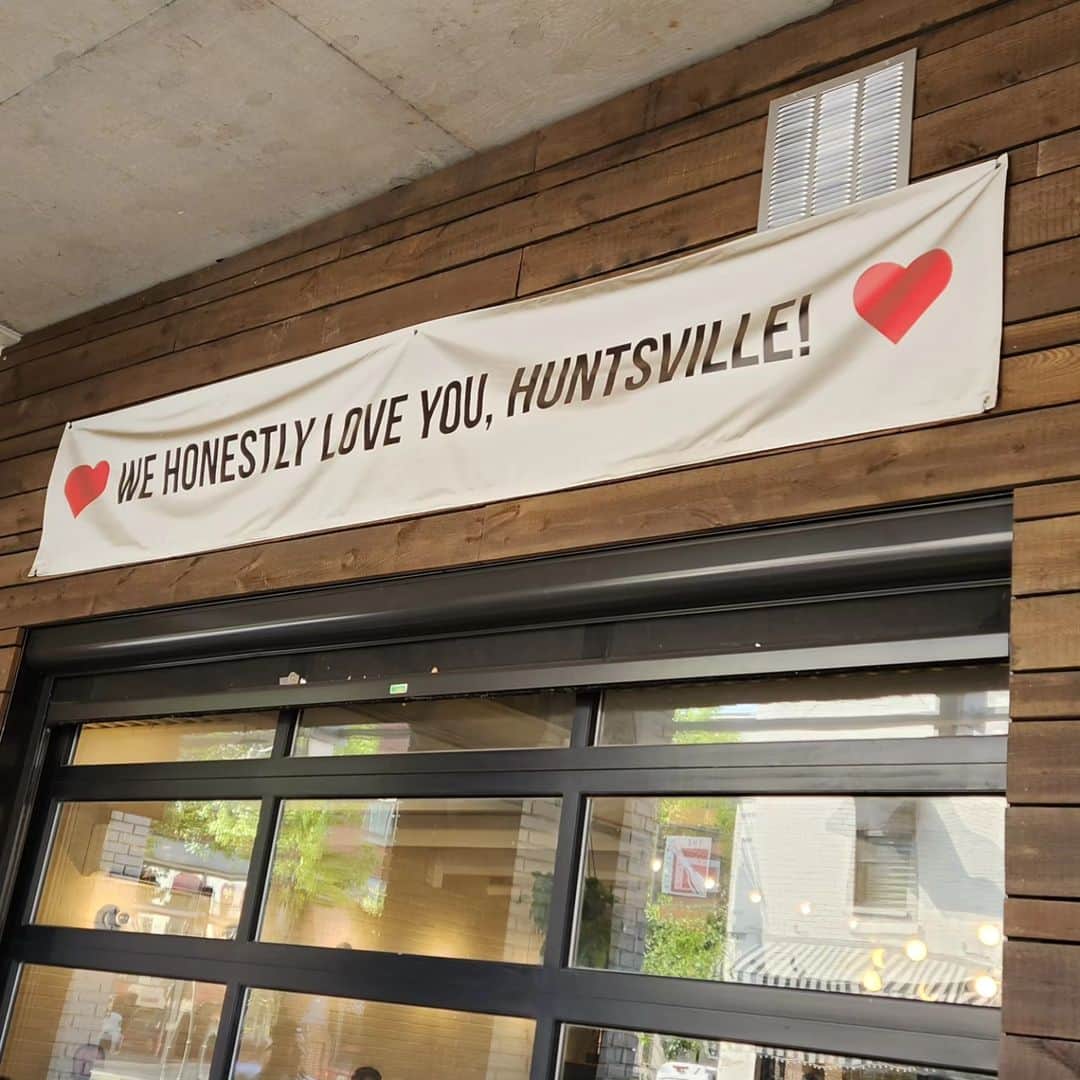 リヴァース・クオモのインスタグラム：「We honestly love you too, Huntsville. Thank you for hosting us last week. We couldn't have picked a better place to kick off our tour. We'll be back again soon.  Dallas, see you tonight.」