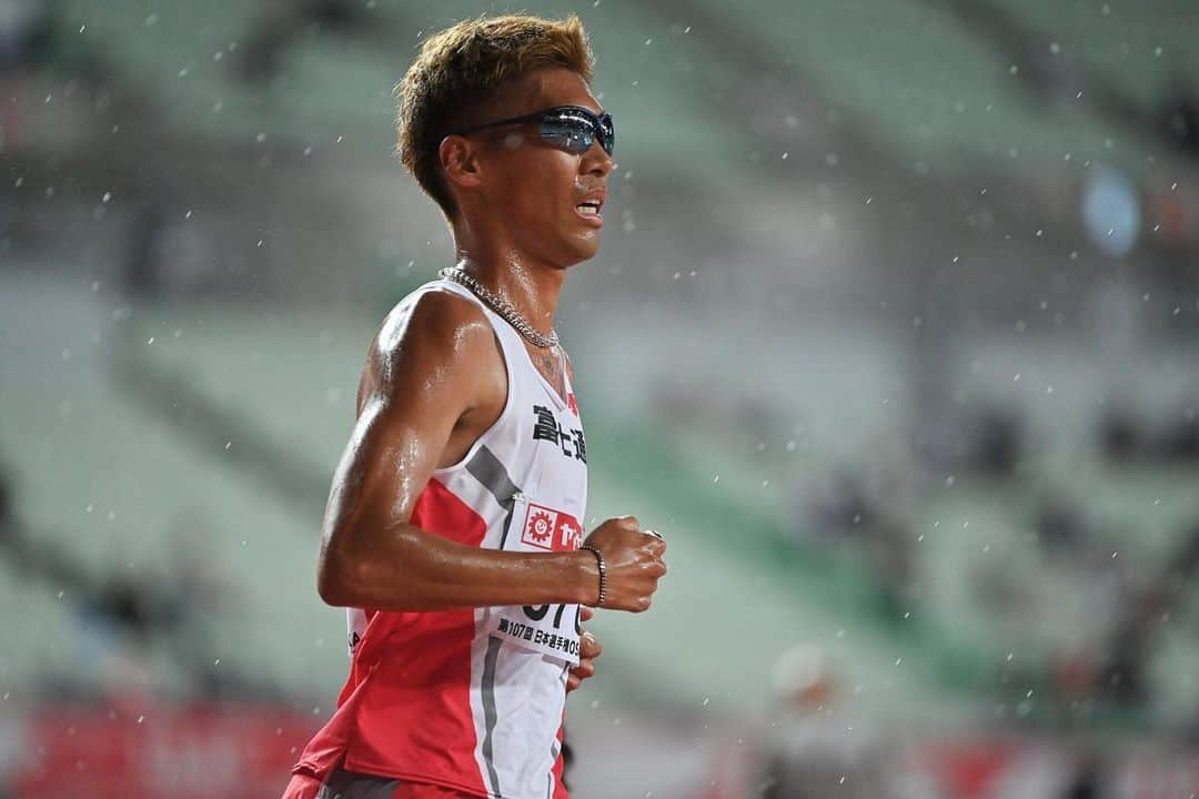 坂東悠汰のインスタグラム：「. #日本選手権 5000m 13'54"47 24位  応援ありがとうございました！ ほんまにいつも以上に名前を呼んでくれる人が多くてびっくりしました！ なんとかそれに応えたかったから悔しい。。。  思うことはめっちゃあるけど、 書き出したら止まらんようになりそうやからやめます。笑 でもこれだけは言いたい！ 同じチームの同期に塩尻がおって良かった。 こんなに近くに追いかける存在の選手がいて、 こんなに近くで刺激をもらえるのは嬉しいこと。  苦しい今を耐えて、 また金のライオンを獲得できるよう頑張ります🔥  #fujitsu #5000m #淡路島ポーズ」