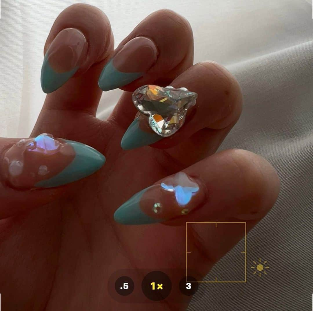 やしろななさんのインスタグラム写真 - (やしろななInstagram)「new nail🩵 ティファニーブルー🐬 オーロラのハートにパールが可愛くてずっと見ちゃう🦪🤍 他の指にはクリアな♡と🦋を載せた♡  8467ちゃんとお揃いスカルプネイルが 通常hand➡️￥１４.６３０（込）  「8467ちゃんのネイルを見た❗️」で ￥１０.０００(込)  ジェルだと ￥７０００(込)  でできちゃう！！！  有効期限は７／９マデ🩵  わからないことなどあれば お気軽に 📞03-3971-8220 までお電話下さい💪💪  #nail」6月6日 21時25分 - 8467_0