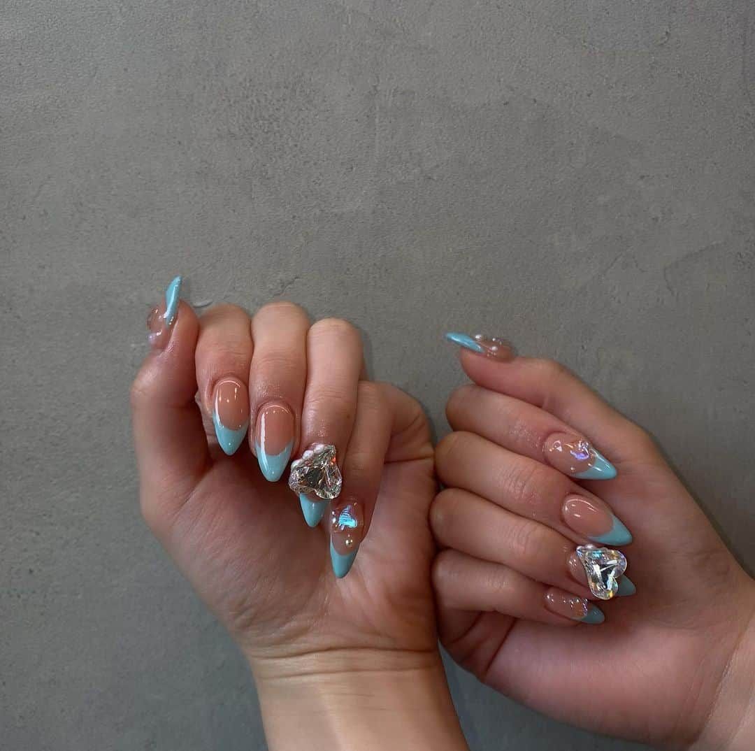 やしろななさんのインスタグラム写真 - (やしろななInstagram)「new nail🩵 ティファニーブルー🐬 オーロラのハートにパールが可愛くてずっと見ちゃう🦪🤍 他の指にはクリアな♡と🦋を載せた♡  8467ちゃんとお揃いスカルプネイルが 通常hand➡️￥１４.６３０（込）  「8467ちゃんのネイルを見た❗️」で ￥１０.０００(込)  ジェルだと ￥７０００(込)  でできちゃう！！！  有効期限は７／９マデ🩵  わからないことなどあれば お気軽に 📞03-3971-8220 までお電話下さい💪💪  #nail」6月6日 21時25分 - 8467_0