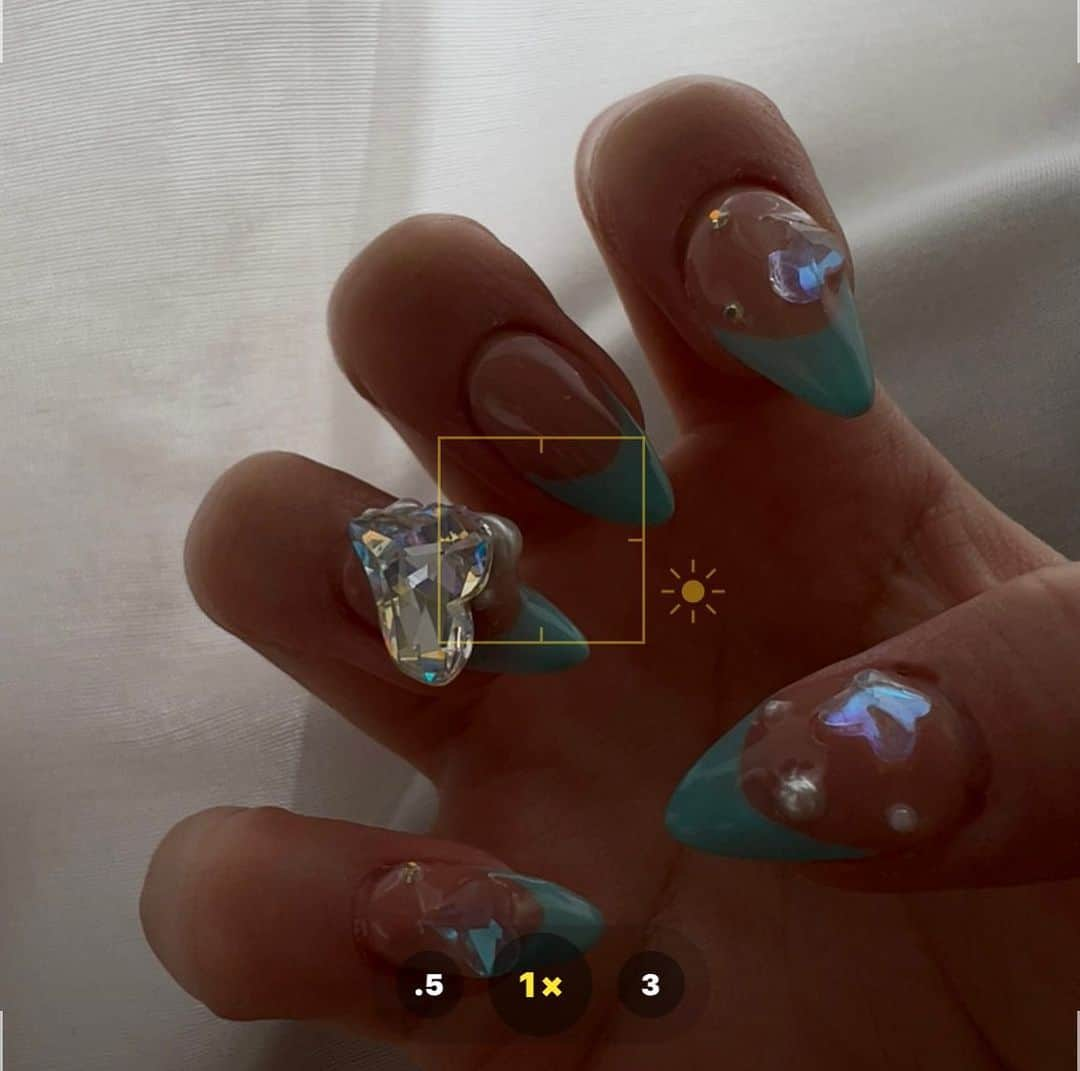 やしろななさんのインスタグラム写真 - (やしろななInstagram)「new nail🩵 ティファニーブルー🐬 オーロラのハートにパールが可愛くてずっと見ちゃう🦪🤍 他の指にはクリアな♡と🦋を載せた♡  8467ちゃんとお揃いスカルプネイルが 通常hand➡️￥１４.６３０（込）  「8467ちゃんのネイルを見た❗️」で ￥１０.０００(込)  ジェルだと ￥７０００(込)  でできちゃう！！！  有効期限は７／９マデ🩵  わからないことなどあれば お気軽に 📞03-3971-8220 までお電話下さい💪💪  #nail」6月6日 21時25分 - 8467_0