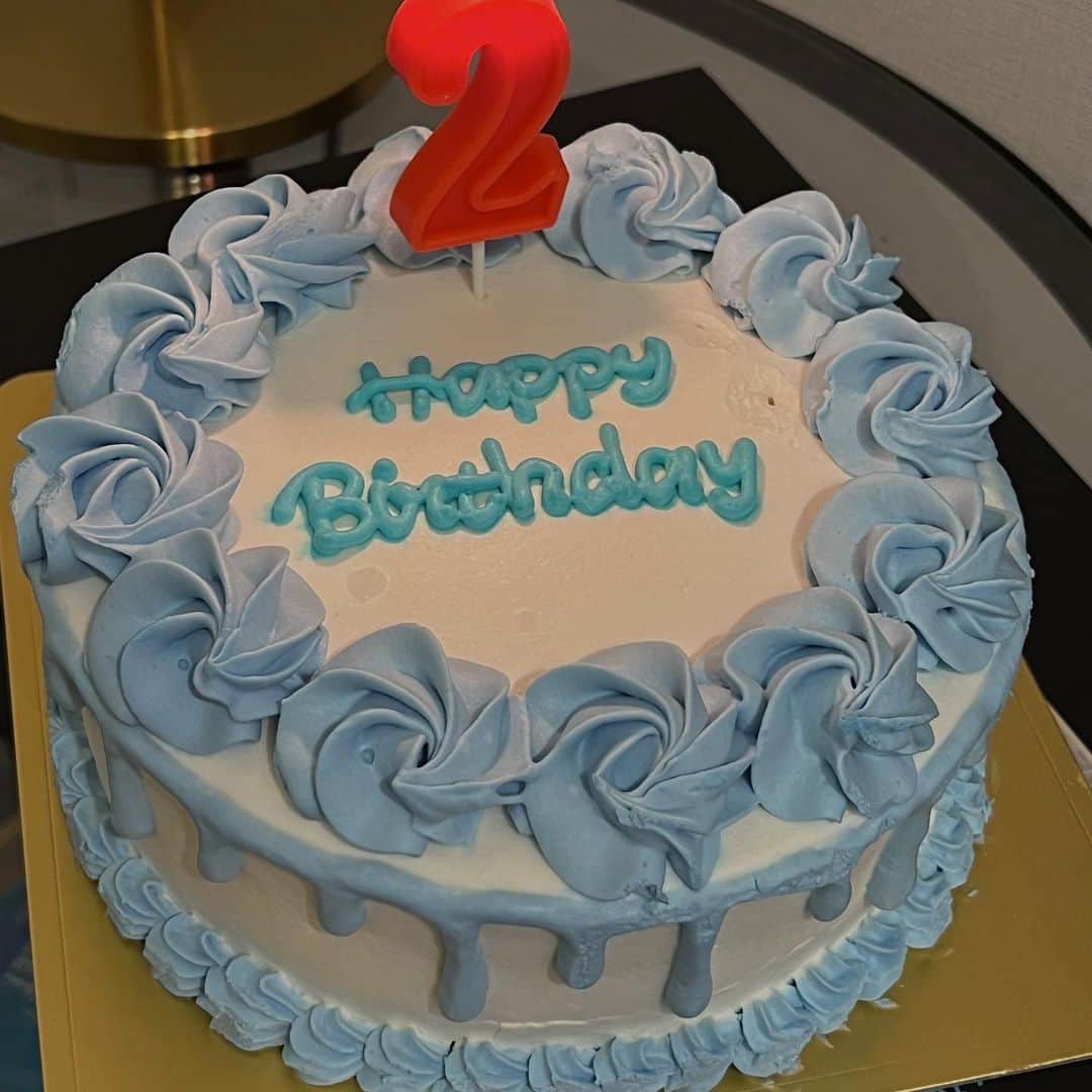 所谷舞さんのインスタグラム写真 - (所谷舞Instagram)「@cakewith_tokyo で注文したケーキが Lilの誕生日に丁度届いたから 人間達で頂きました🎂🩵🐶👧  色もデザインも自分好みに出来て 冷凍で届くの！  可愛くて味もしっかり美味しかった🐬🩵  お友達や家族のお誕生日にまたぜひお世話になりたいと思います😊  #デコレーションケーキ #誕生日ケーキ #cakewith_PR」6月6日 21時26分 - _mai_i_