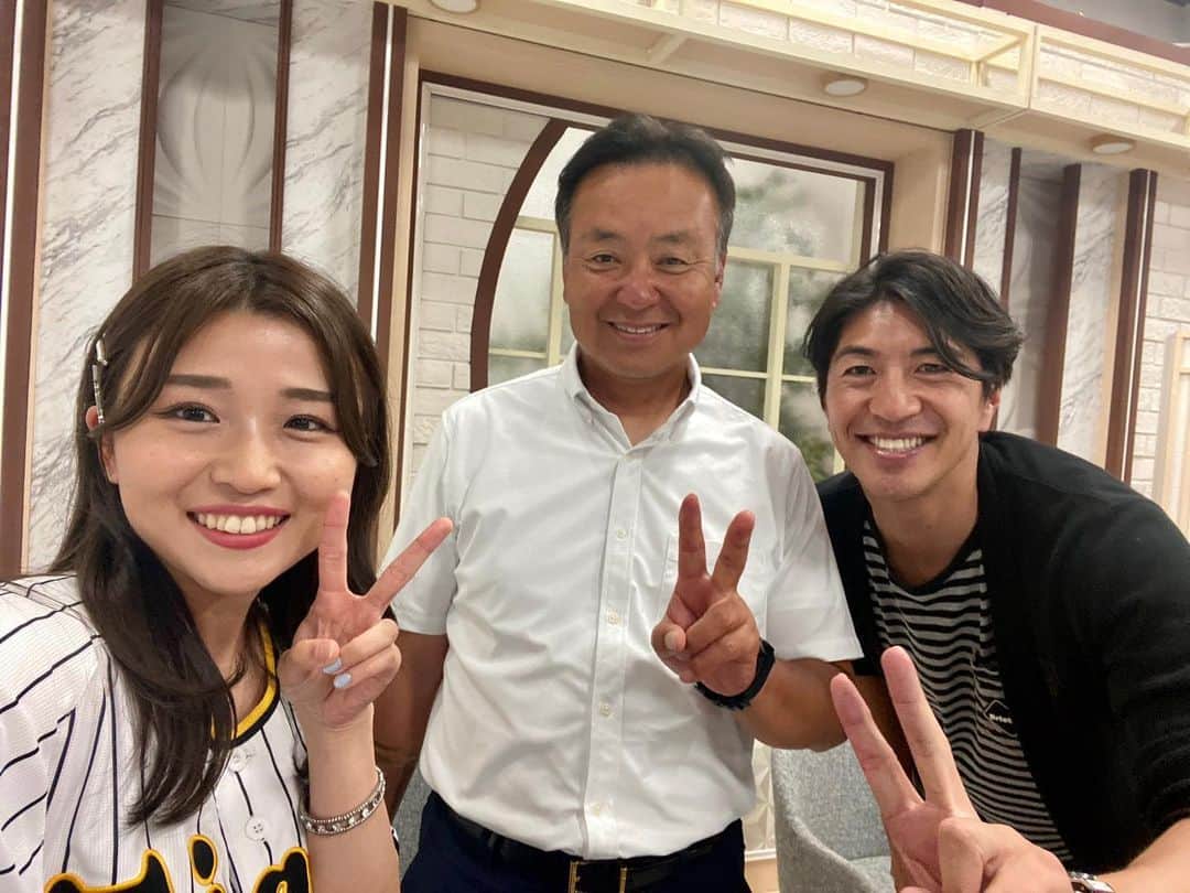 河野万里奈のインスタグラム：「BS12プロ野球タイガース応援席 ありがとうございました🐯🐯🐯 #ビジター応援 #hanshin #tigers #BS12プロ野球  元コーチ・康雄さんの体温ある島田選手や小野寺選手情報！ 村上投手の粘投でリリーフ陣がお休みできたこと！ ノイジー選手が守備で失点を防いでくださっていること！  いやいや、明日からも応援するよ。 そら、はっきり言うて大好きよ。おーん。」