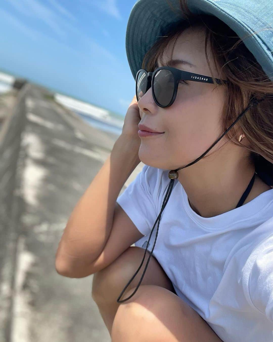 mizuのインスタグラム：「夏前にすでに真っ黒星人🌚  大会終わったら夏を満喫したい 🌻👙🌊🏕🍦🍧  やりたいことリスト 食べたいリスト 作成する🥰 のが、減量中の楽しみ😂  #海 #夏 #海岸 #梅雨の晴れ間のひととき」