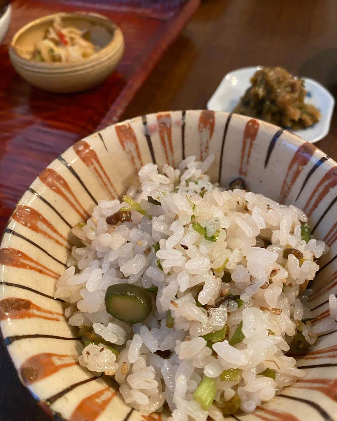 森田えりかさんのインスタグラム写真 - (森田えりかInstagram)「先日の福岡出張で楽しいご飯。 今回は一品料理を中心にしたので、次回はお鍋も食べたいなと思ってます。 レストランの2階はミントを栽培していて 摘みたてのモヒートなどって言ってたました。素敵🌱  ご飯は毎回出張先の楽しみの一つ。 今回はパフのジャケットを着て行きました。シワになりにくいので大活躍しました。 飛行機も歩きやすいヒールの靴で乗っていますが、 だいたい出張ではサウナやスパ、(行く時間があれば)や朝のコーヒーを飲みに行ったりする為にスニーカーも持参しています。　 簡単なTシャツとかも持って行きますが、いつも1泊出張は薄い方のRimowa で充分なくらいです😊今年も色々と出張に出ます！」6月6日 21時29分 - erikaricottamelon