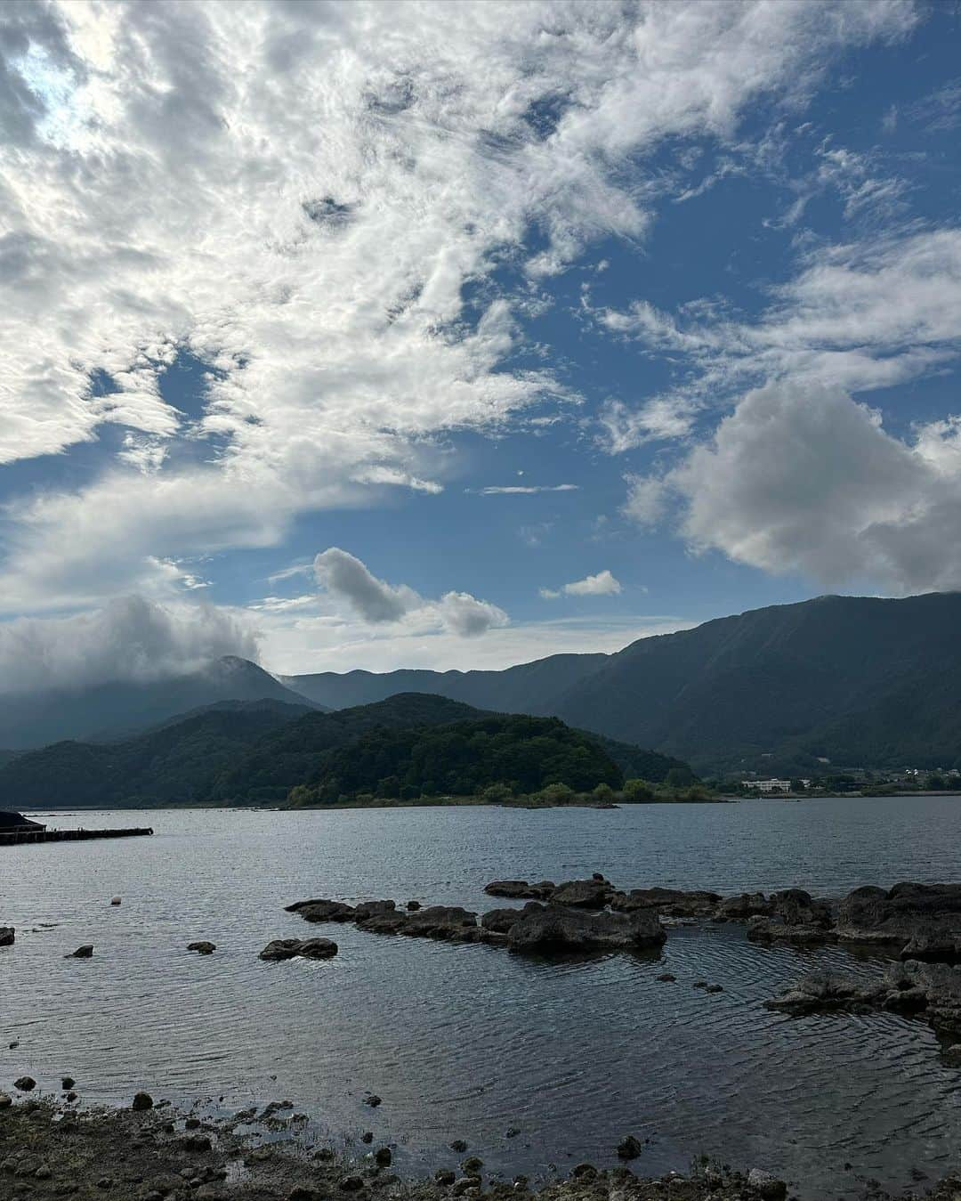 江藤百香さんのインスタグラム写真 - (江藤百香Instagram)「🌹🫶  河口湖〜〜 富士山、雲に隠れちゃってた悔しい！！また行く！」6月6日 21時31分 - momokaeto