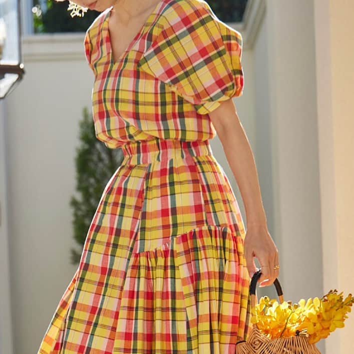 Tsuru by Mariko Oikawaのインスタグラム：「Minnie YELLOw.C ¥19,800（tax in）  着こなしは@tsurubymarikooikawa_gardenにてご紹介。  #tsuru #tsurubymarikooikawa #2023ss」