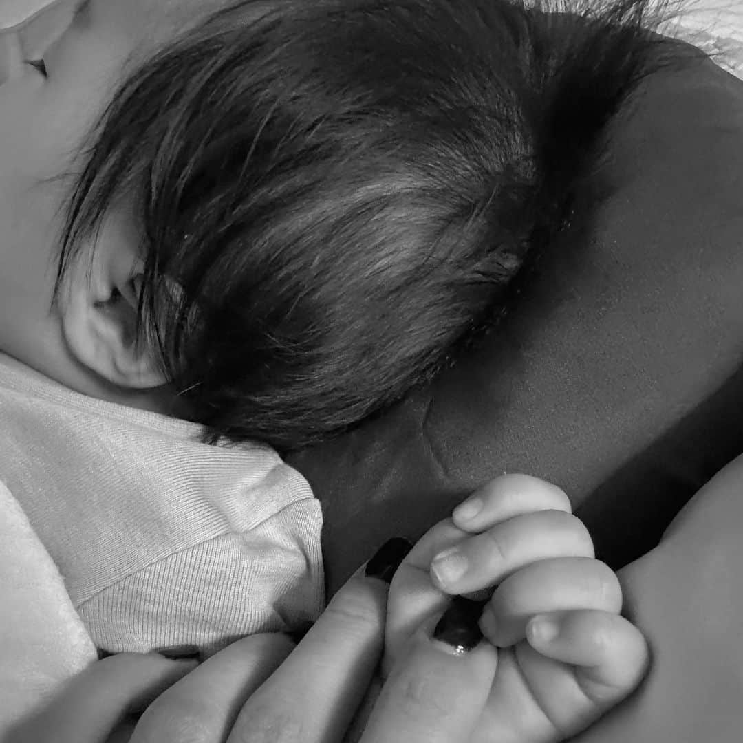 MAOIWATAのインスタグラム：「後頭部のおハゲとむちむちの手🫶 ワンオペの時すんなり寝てくれたら 嬉しすぎる🥺✨  毎日成長しすぎて、 色々やりたいこともあるし 時間が足りないねー！ いーっぱい遊んであげたいなあ☺️  #男の子ママ #育児 #赤ちゃん  #4か月」