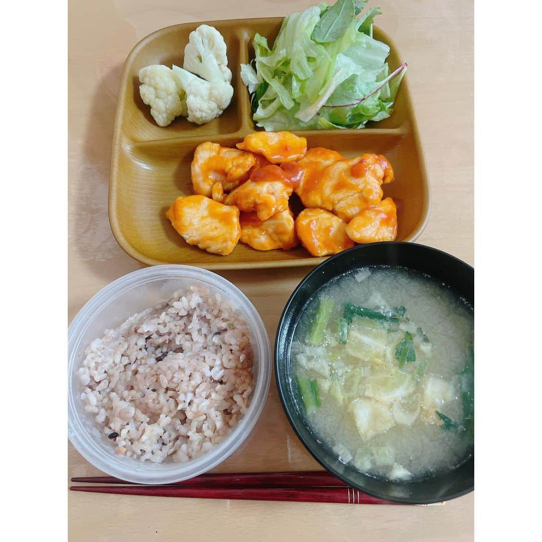 田中亜弥さんのインスタグラム写真 - (田中亜弥Instagram)「【痩せたいなら食べる】  ダイエットを成功させるならバランスよく食べることが基本です。  炭水化物も脂質も大事な栄養素なので、制限ばかりして必要な栄養をちゃんととらないと結局リバウンドします。  また、食事を抜くことで一時的に痩せても代謝が落ちて太りやすい体になります。  痩せたかったらちゃんと食べましょう🍴  (20代の自分にいちばん伝えたい…🥲正しい知識って本当に大切ですね🥹)  #ダイエット #痩せたいなら食べる  #バランスよく食べる  #ダイエットの基本 #三大栄養素  #食べながら痩せる  #摂食障害 #摂食障害克服  #摂食障害経験者  #摂食障害克服サポート  #パーソナルトレーニング  #パーソナルトレーニングジム  #パーソナルジム #女性専用 #女性専用ジム  #女性専用パーソナルジム  #吉祥寺 #吉祥寺駅 #武蔵野市 #キャンペーン実施中  #お気軽にご相談ください」6月6日 21時32分 - tanakaaya81