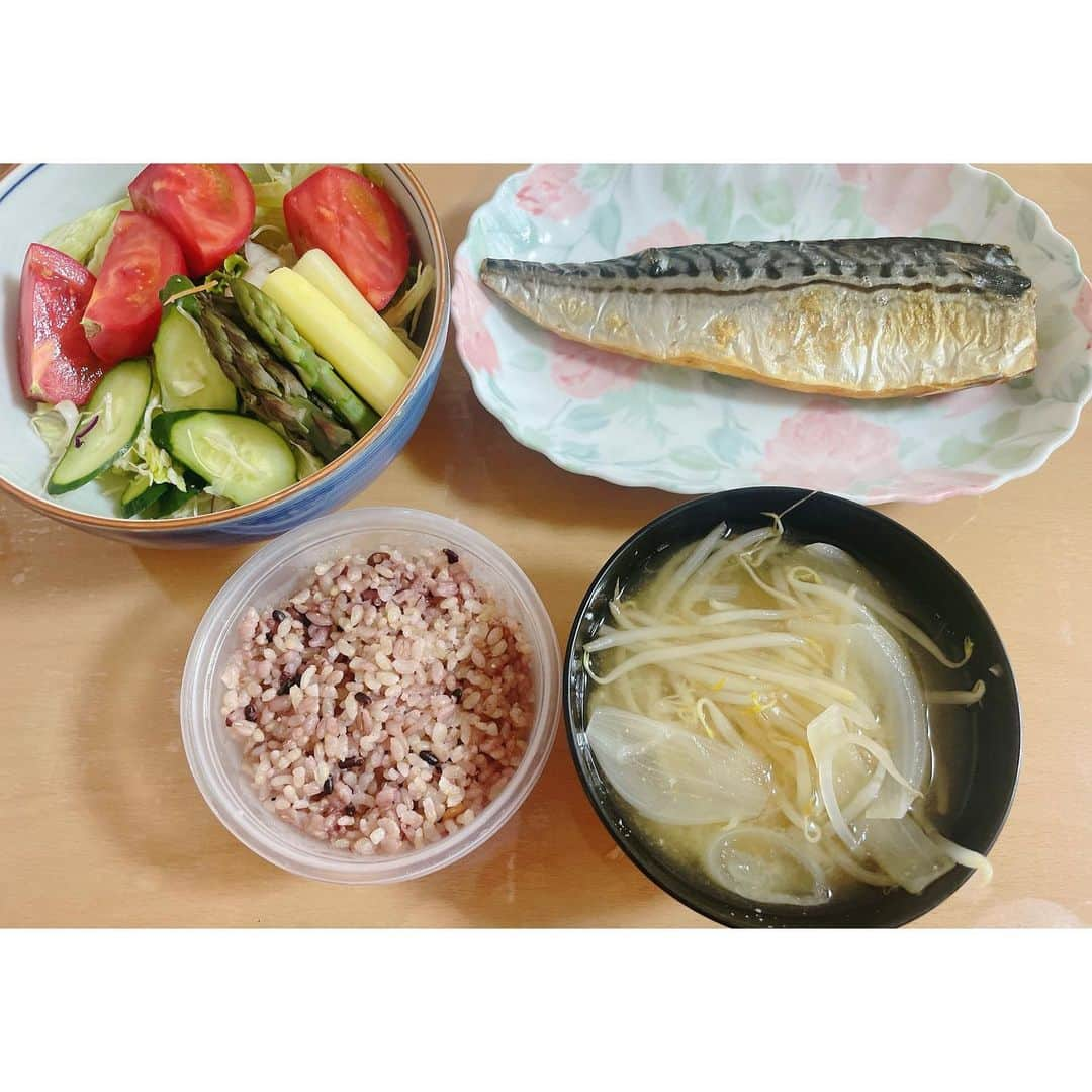 田中亜弥さんのインスタグラム写真 - (田中亜弥Instagram)「【痩せたいなら食べる】  ダイエットを成功させるならバランスよく食べることが基本です。  炭水化物も脂質も大事な栄養素なので、制限ばかりして必要な栄養をちゃんととらないと結局リバウンドします。  また、食事を抜くことで一時的に痩せても代謝が落ちて太りやすい体になります。  痩せたかったらちゃんと食べましょう🍴  (20代の自分にいちばん伝えたい…🥲正しい知識って本当に大切ですね🥹)  #ダイエット #痩せたいなら食べる  #バランスよく食べる  #ダイエットの基本 #三大栄養素  #食べながら痩せる  #摂食障害 #摂食障害克服  #摂食障害経験者  #摂食障害克服サポート  #パーソナルトレーニング  #パーソナルトレーニングジム  #パーソナルジム #女性専用 #女性専用ジム  #女性専用パーソナルジム  #吉祥寺 #吉祥寺駅 #武蔵野市 #キャンペーン実施中  #お気軽にご相談ください」6月6日 21時32分 - tanakaaya81