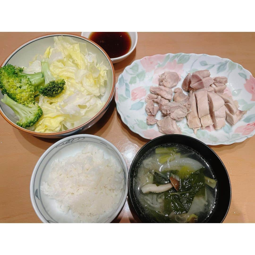 田中亜弥さんのインスタグラム写真 - (田中亜弥Instagram)「【痩せたいなら食べる】  ダイエットを成功させるならバランスよく食べることが基本です。  炭水化物も脂質も大事な栄養素なので、制限ばかりして必要な栄養をちゃんととらないと結局リバウンドします。  また、食事を抜くことで一時的に痩せても代謝が落ちて太りやすい体になります。  痩せたかったらちゃんと食べましょう🍴  (20代の自分にいちばん伝えたい…🥲正しい知識って本当に大切ですね🥹)  #ダイエット #痩せたいなら食べる  #バランスよく食べる  #ダイエットの基本 #三大栄養素  #食べながら痩せる  #摂食障害 #摂食障害克服  #摂食障害経験者  #摂食障害克服サポート  #パーソナルトレーニング  #パーソナルトレーニングジム  #パーソナルジム #女性専用 #女性専用ジム  #女性専用パーソナルジム  #吉祥寺 #吉祥寺駅 #武蔵野市 #キャンペーン実施中  #お気軽にご相談ください」6月6日 21時32分 - tanakaaya81