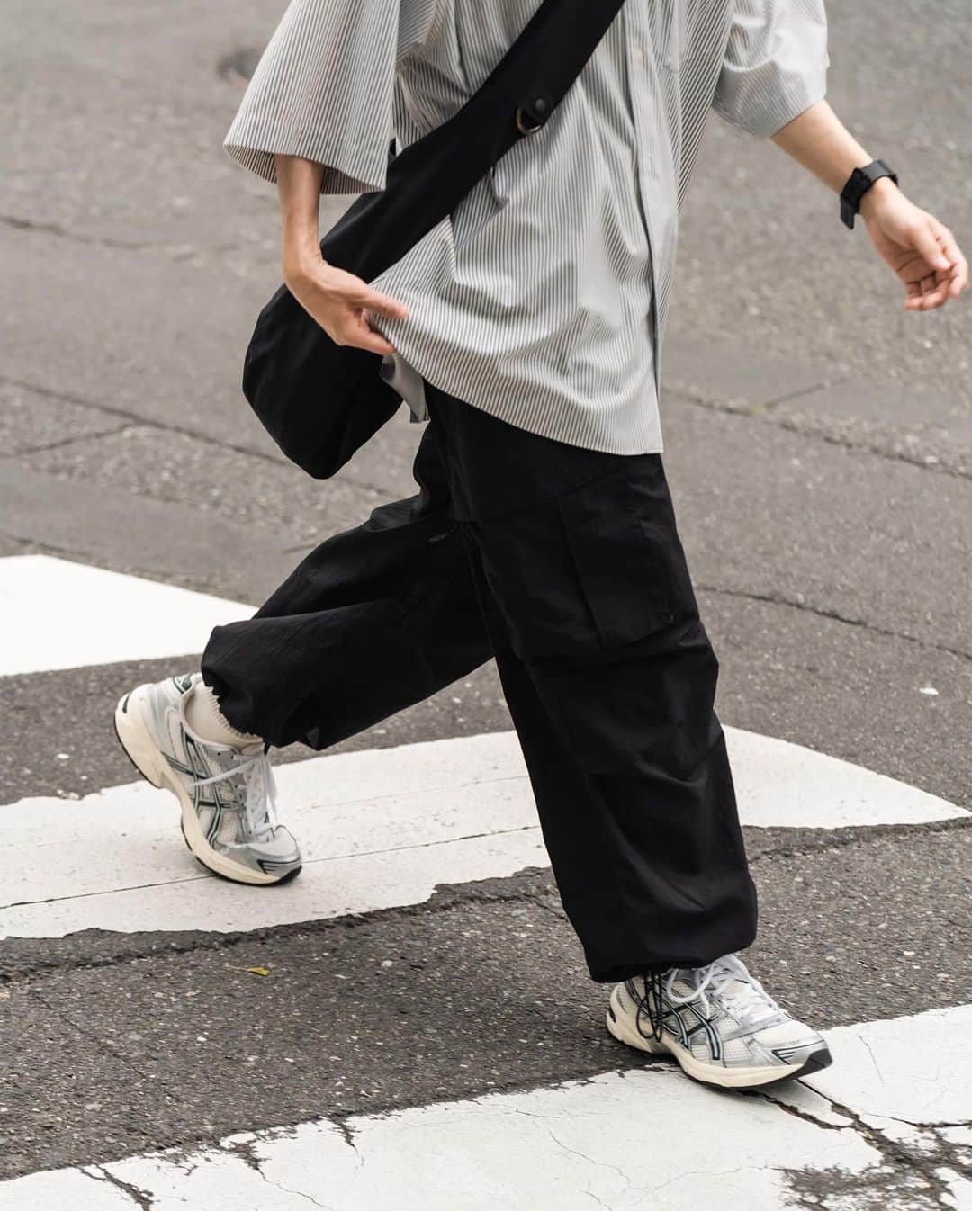 Ryoさんのインスタグラム写真 - (RyoInstagram)「monotone outfit⚪️⚫️ モノトーンが落ち着くのは、歳かな笑  shirt : @the_clesste pants : @the_clesste  sneaker : @asics_sportstyle × @kith  cap : @the_clesste  bag : @the_clesste   —————————————— Ryo Takashima ⚪︎Youtube : Ryo Takashima で検索🔍 ⚪︎select shop  → @plus81.official  ⚪︎brand → @the_clesste  ——————————————  #clesste #sagenation #asics #kikokostadinov  #nickgear #穿配不重样 #每日穿搭 #日系穿搭 #我最爱的服装品牌」6月6日 21時33分 - ryo__takashima