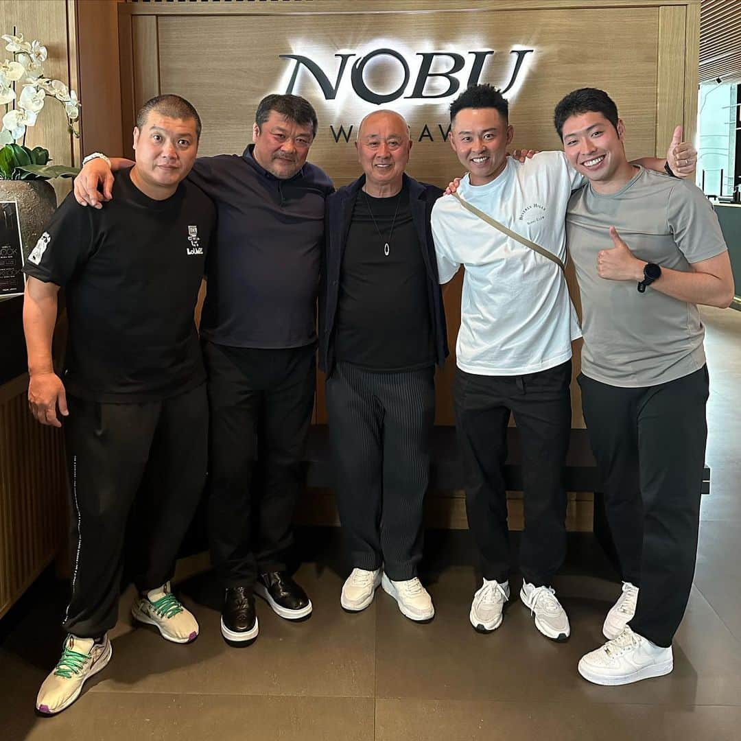 松久信幸さんのインスタグラム写真 - (松久信幸Instagram)「Reunion with Japanese friends at NOBU Hotel Warsaw. They are strong-looking athletes representing Japan who are working hard behind the scenes to provide humanitarian aid for the people of Ukraine. Please support them 👍 @kosuke5890  @yoshidahidehiko44 @kusatsu_kenji  @nobuhotelwarsaw #萩野公介」6月6日 21時33分 - therealnobu