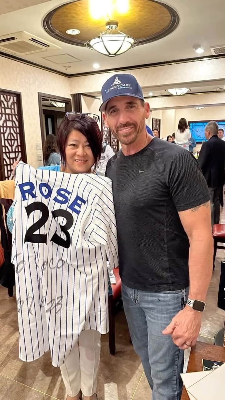 Coco gramのインスタグラム：「98ベイスターズの優勝🏆に貢献してくれた 外国人スケット我らの　@bobby_r_rose  ローズには沢山の感動を見せて貰いました。  生で見るのは25年ぶり まさかのまさか！プライベートでローズ🌹と お食事が出来て当時の思い出話を沢山したり 聞けたりしました。  一生に2度と会えないと思っていた 我らのヒーロー  @bobby_r_rose   奥様の　@michelle_rose_shelly さんも とても素敵な方で終始笑顔でお話しして下さいました。  夢のような時間を過ごしました。 涙が溢れました また必ず連絡くれると約束したローズ🌹 会える日を楽しみにしてます。⚾️ 感無量の極み  #baystars  #yokohamabaystars  #98legend  #bobyrose  #second  @bobby_r_rose  @michelle_rose_shelly」