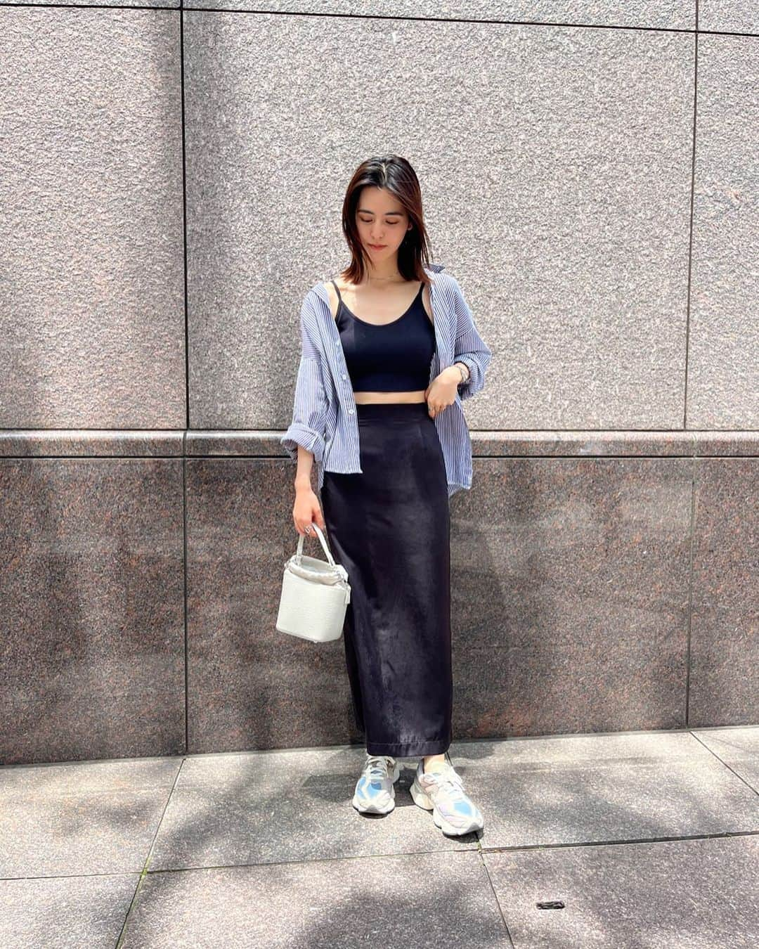 岩田絵莉佳のインスタグラム：「褒められスニーカーコーデ👟💙  シャツ→ @buthtubwear  ブラトップ→ @uniqlo_jp  スカート→ @for_i_series  スニーカー→ @newbalance  バッグ → @maisonmargiela   残念なことにマルジェラのバッグずっと反対で持ってた。笑 . . . #ootd #fashionmodel #model #outfitoftheday #buthtub #UNIQLO #foriseries #newbalance  #maisonmargiela #newbalance9060 #fashiongram  #モデル #ファッションモデル #スニーカーコーデ  #ニューバランス #ニューバランスコーデ #uniqloコーデ  #ブラトップ #スニーカー女子 #ストライプシャツ  #シャツコーデ #マルジェラ #スニーカーマニア #私服」