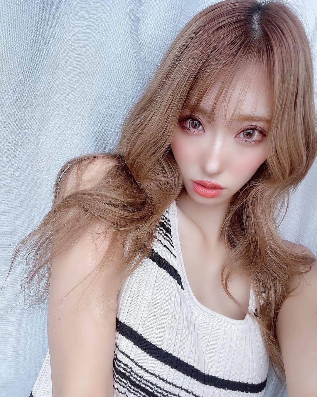 のインスタグラム：「明日は一日OFFだー🩵🩵 朝から行きたかったところにお出かけだから楽しみ✌🏽🤎🤎 カラコン変えてアイラインも控えめに👌👌  #ギャル　#日焼け #黒肌　#日サロ　#グラビア　#水着  #金髪 #撮影　#プラチナムプロダクション  #メイク　#レースクイーン　#ラウンドガール」
