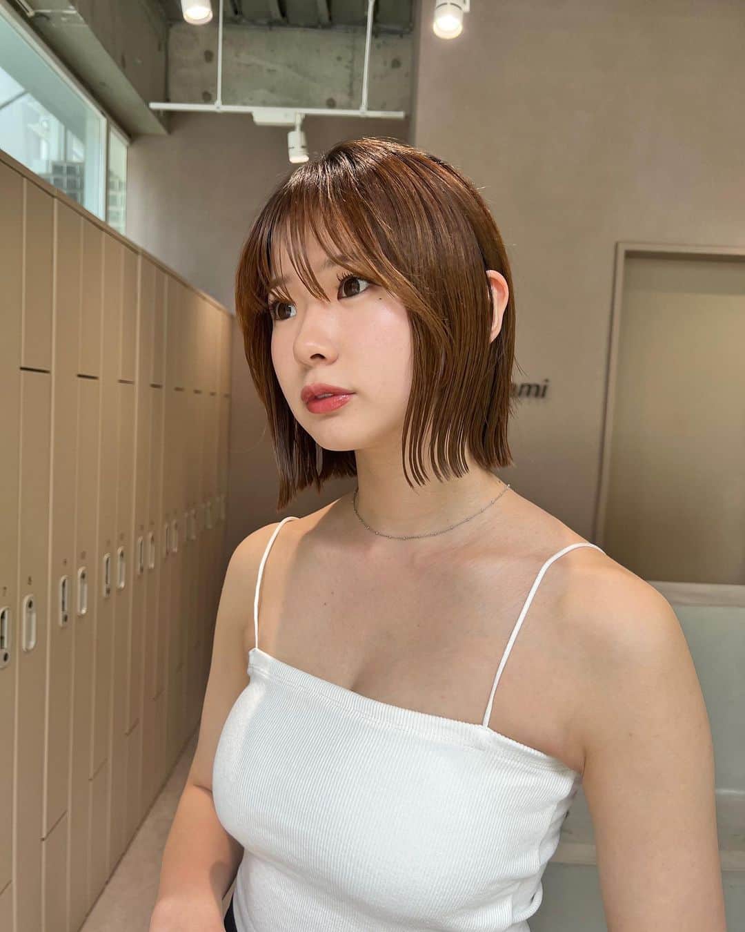 よしかわはるなのインスタグラム：「. . ボブにしました❕🎧🩶 . . . #表参道美容室 #渋谷美容室 #サロンモデル #ボブ #切りっぱなしボブ #ボブアレンジ #透明感カラー #シースルーバング #韓国ヘア」
