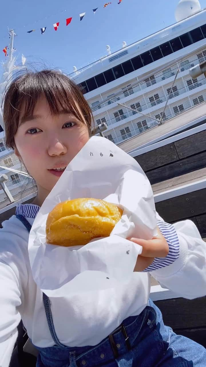 鈴木のぞみのインスタグラム：「ただただ美味しくマラサダを食べる女  マラサダってあんまり食べる機会がないけど、 美味しいよね☺️ ドーナツとか、揚げパンとか太るとわかっててもつい食べちゃう🤤  お店の名前を忘れてしまったのだけど、 あっさりしたレモンクリームが入ってるマラサダを食べました🙌  #美味しいもの好きな人と繋がりたい #マラサダ # スイーツ #スイーツ好きな人と繋がりたい #美味しいもの探し隊 #のぞみん #ハラペコ兄妹 #おいしいもの巡り #おいしいもの大好き #美味しいもの巡り #スイーツ女子 #グルメ探し #カメラ越しの私の世界」