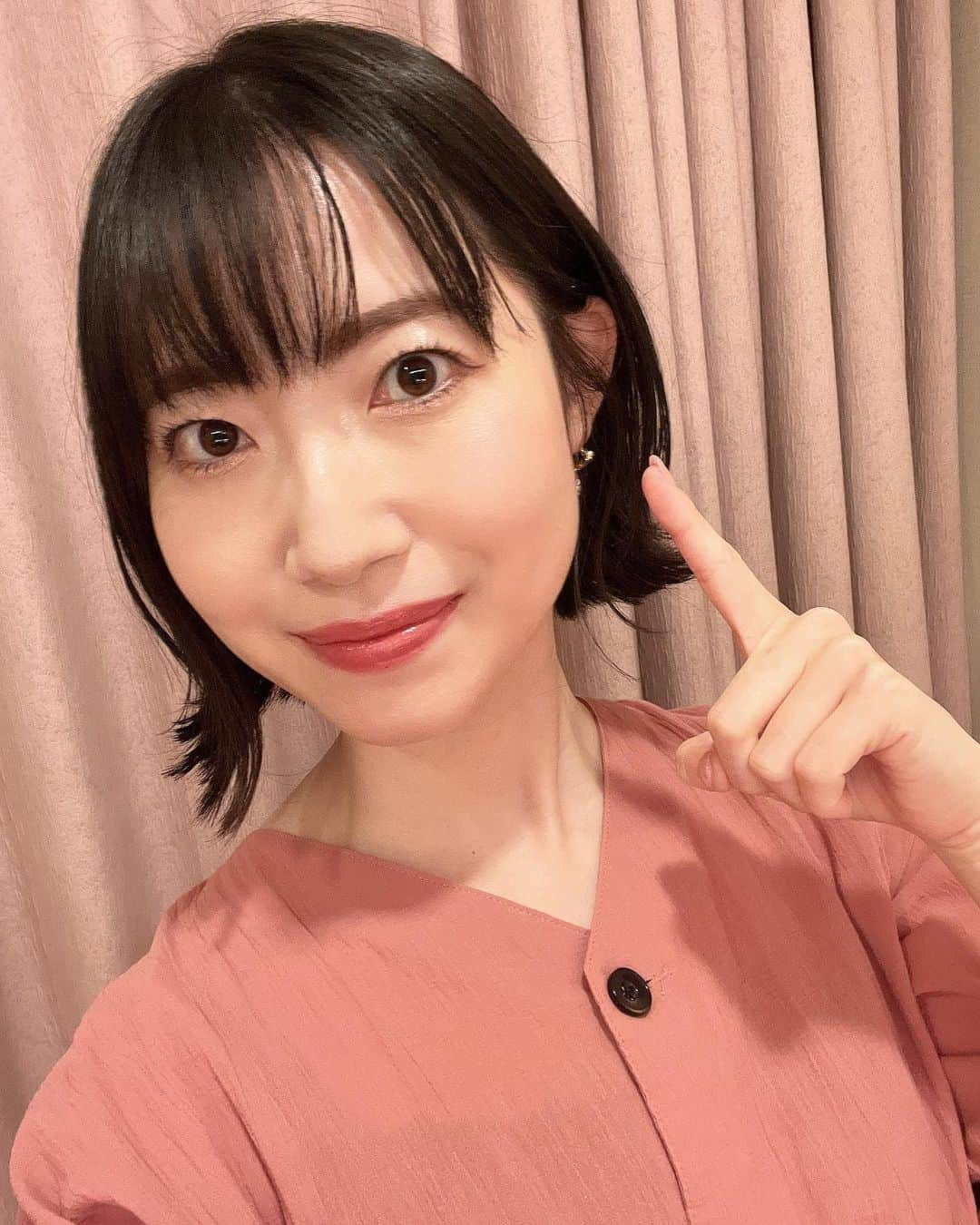 菅原智郁のインスタグラム：「髪切ったー💇‍♀️ 前回は少ししか切らなくて誰1人気付いて貰えなかったけど(笑)、 今回は会うたび会うたびみんなに声かけてもらってうれしかった🥺✨ 1度短くしたら、伸ばす気になれない😂 .  明日は週の真ん中水曜日！ がんばりましょう～！ . . #山形 #美容室 #💇‍♀️ #山形テレビ #アナウンサー #菅原智郁」