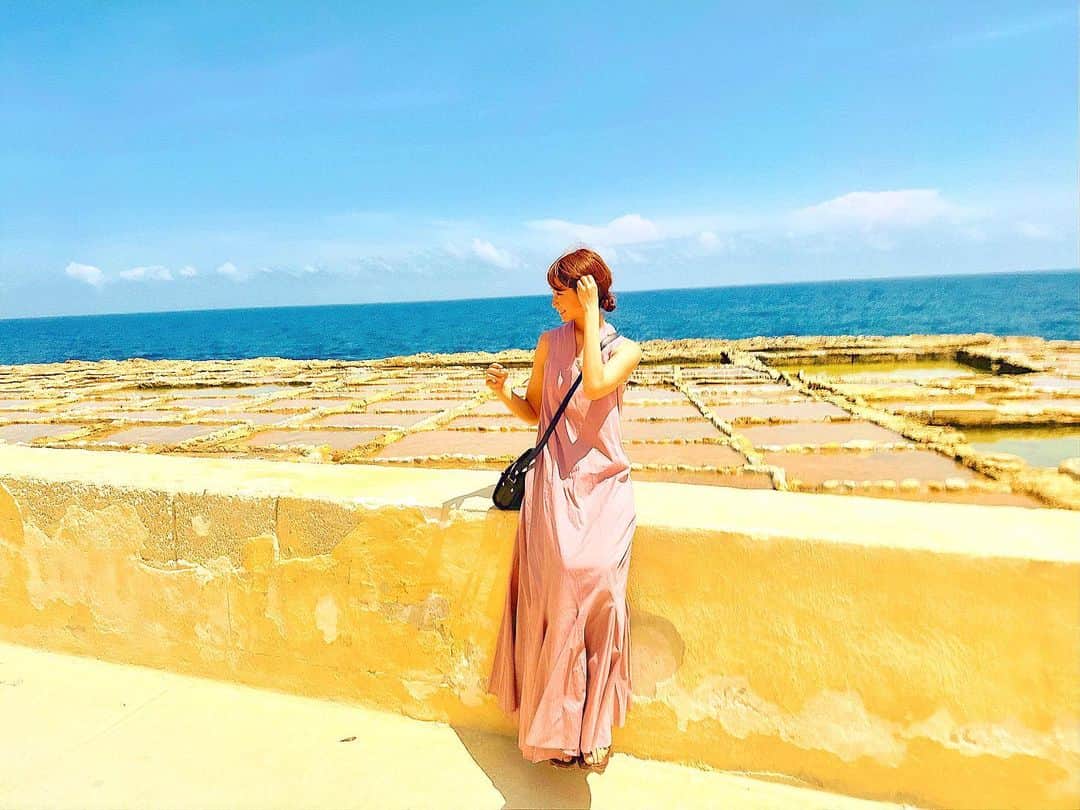 内山絵里加のインスタグラム：「・ ・ 6月に入りましたね。 わたしは先月末から しばしおやすみをいただいて フランスとマルタ共和国の島々を旅してきました👜 画像は、マルタ共和国のゴゾ島にて🇲🇹 海と空の青とはちみつ色の大地が とっても素敵でした🍯🩵𓈒𓏸◌‬ ・ 空の色、海の色、芸術の色.. 見ているだけで幸せになる色たちを こころをまっさらにして たくさん吸い込んできたので また素敵な画像をシェアしますね。 ・ 帰国してすぐ！ みなさんにお会いできるお仕事がまっています👱🏻‍♀️❤︎ ・ ▶︎６月１０日（土） 静岡市に新しくできたcafe ruru +（ルルプラス） @ruruplus_shizuoka さんで１日店長🧑‍🍳 おいしいランチやデザート、カフェメニューに加えて ６月から夜のお酒の提供も始まります🍸 おしゃれな空間、美味しいお料理とお酒で 語り明かしましょう❤︎ ・ ▶︎6月１１日(日) ①10:00-12:00 場所:浜松プレスタワー7F 『働く女性のためのマネーセミナー』 ②14:00-  場所:浜松市東区西塚町　アミュレット店舗   アミュレットフェア店舗訪問 　インスタLIVE  ▶︎６月１２日（月） 『いのちについて考える日』 富塚中学校　講義  ▶︎６月１８日(日) 遠鉄ストア１日店長🧑‍🍳 場所:遠鉄ストア掛川高御所店　  などなど また近くなったら告知しますね🐄❤︎ ・ みなさんの6月も こころ踊る素敵なものになりますように🩰♩ また土曜日、曖昧mocoの放送で お会いしましょう👱🏻‍♀️ ・ #海外旅行 #ヨーロッパ #マルタ島 #ゴゾ島 #コミノ島 #フランス #地中海」