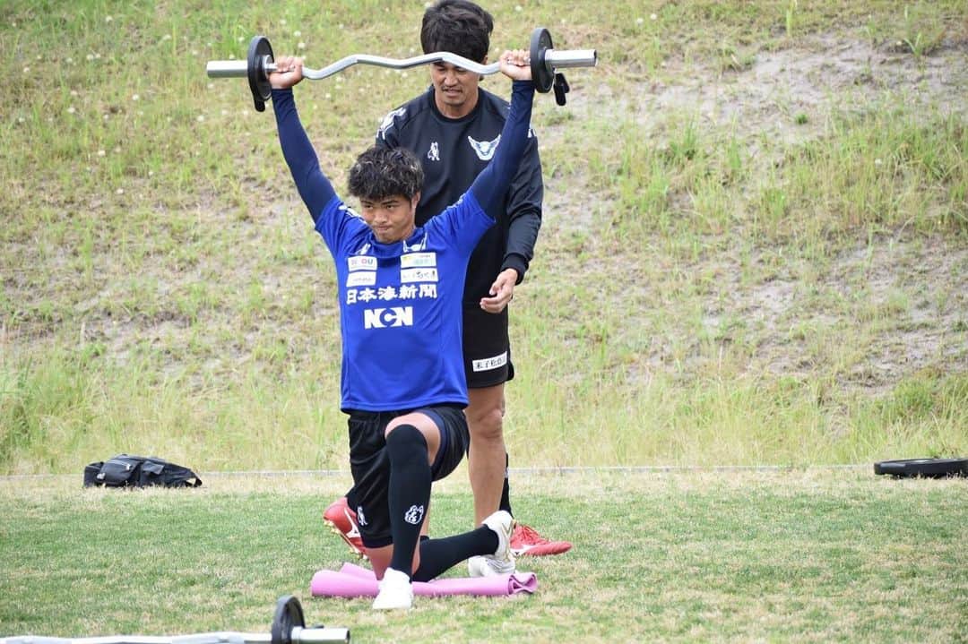 澤上竜二のインスタグラム：「今日からまた試合に向けてしっかりトレーニング。  #ガイナーレ鳥取#米子#鳥取#オールガイナーレ#YAJIN#筋トレ#ひたむきに」