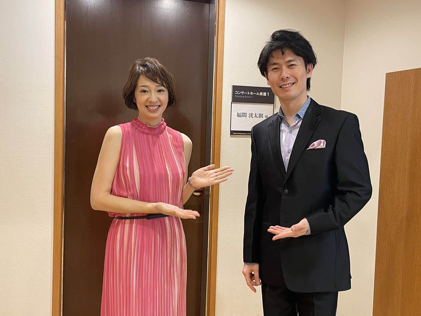 福間洸太朗のインスタグラム：「On May 24th, I gave a solo recital in the Tokyo Metropolitan Theater. I wore this light purple shirts because I played "Lilacs" by Rachmaninoff for the first time! By the way the concert started at 11am and I came home at 1:30pm, not bad! 😏 Thank you to the audience, the organizer and Ms.Yashio (moderator).  本日、東京芸術劇場の公演にお越しくださった皆様、主催者様(←元所属事務所、今も仲良いですョ😉)、司会の八塩圭子さん、有難うございました！  「リラの花」に合わせて着たこのシャツ、ご好評いただき嬉しかったです。abbiati parisというメーカーです。でも実は2018年パリで購入してからﾁｮｲﾁｮｲ着てます。(笑)  あと、本番から帰宅してもまだ13時半ってなんかイイネ！😆  #TokyoMetropolitanTheater #PianoRecital #Rachmaninoff #Lilacs #MiyazawaCompany #abbiatiparis #東京芸術劇場 #ピアノリサイタル #ラフマニノフ #リラの花 #ライラック #ミヤザワカンパニー」