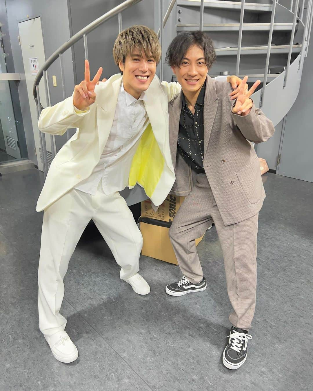 BOYS AND MENさんのインスタグラム写真 - (BOYS AND MENInstagram)「本日‼️ BMTHEATER にて  💛平松賢人×米谷恭輔 ツーマンライブ💜  歌うまな2人が様々な曲を熱唱🎤💥 楽しんでいただけましたか？  平日の日にお越しくださり、そして配信もご覧になって下さった皆様ありがとうございます🐥✨  アーカイブもぜひ引き続きご覧下さい‼️  #boysandmen  #ボイメン  #平松賢人  #bmk  #米谷恭輔」6月6日 21時47分 - boysandmen_official