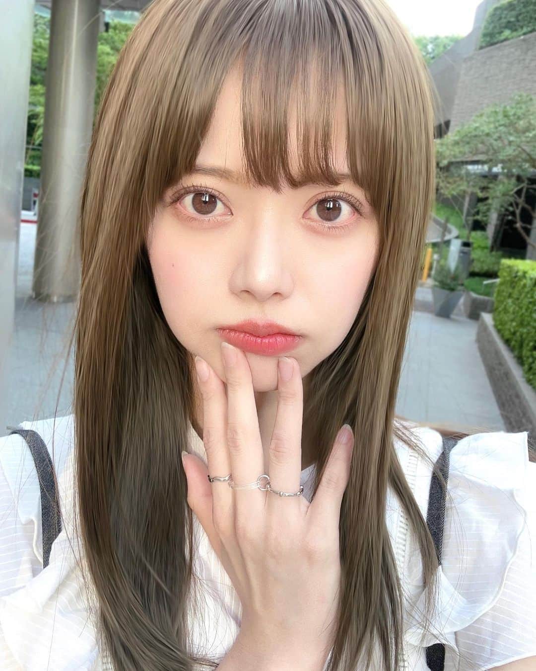 のインスタグラム：「🤍🤍  @amy_official___の3連りんぐ。 これひとつで手元が盛れる✌︎✧  @kaito1122109 さんにカラーとトリートメント してもらった直後で髪の毛も最高な状態だったから 写真撮りすぎちゃった🤣(ホンマよ) (Twitterでどれがいいか聞いたらみんな優しすぎて、 どれもいいよ！って言ってくれたので…いっぱい載せ ちゃいました。優しい世界。ぷぷ)  #Amy #Amyaccessory #アクセサリー #アクセ#オケージョン #高見え #OOTD #accessories #rings #3連リング #自撮り #selfie」