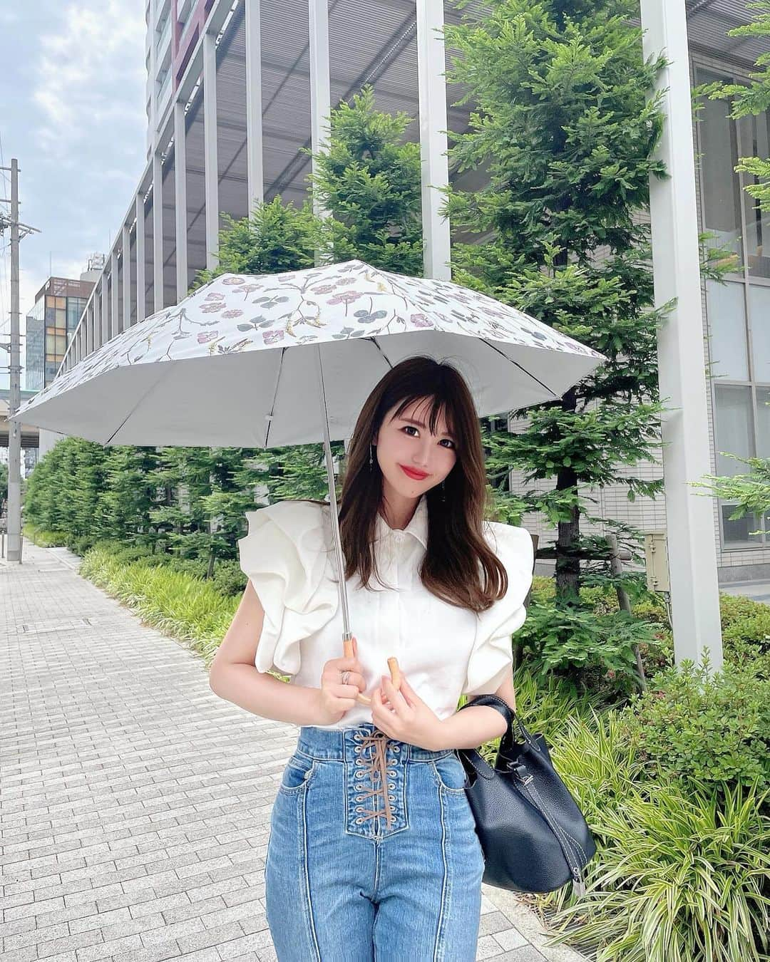 ayaさんのインスタグラム写真 - (ayaInstagram)「＼日焼け対策☀️🌂／  最近は日中真夏みたいな暑さと日差しなので 日傘が欠かせない🥹✨  今年の日傘はこの子にしました♡ @moonbat_online_shop   1級遮光で直射日光を99.99％遮るので、 強い日差しを遮って日中でも快適に過ごせます💓👏  軽くて丈夫でかわいいデザインなのでお気に入り💐  #PR #フワクール #フワクールホワイト #日傘 #デパコス日傘 #美白 #ＵＶ #ＵＶケア #スキンケア　 #ＵＶカット #日焼け対策 #暑さ対策 #晴雨兼用」6月6日 21時49分 - aya.v_v.ka