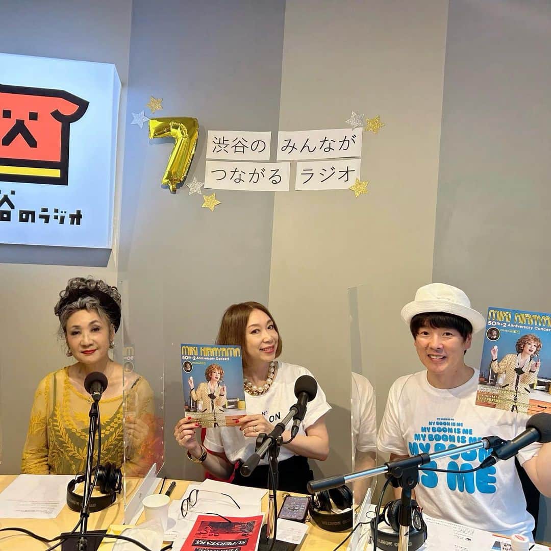 野宮真貴さんのインスタグラム写真 - (野宮真貴Instagram)「. 昨日は、📻渋谷のラジオの渋谷系収録後、久しぶりに古市コータローくんたちと居酒屋で一杯🍶 あ〜楽しかった😊  番組前半ゲストの平山みきさんは、いよいよ明日、デビュー50+2周年記念コンサートが✨わたくしもお祝いに歌います😊来てね❣️  コータローくんは5/30に3枚の7インチカヴァーシングルをリリース！ピチカート・ファイヴの「子供たちの子供たちの子供たちへ」もカヴァーしてくれてます👍  とても楽しい時間でした😆 たくさんのメッセージもありがとう❤️  ⚫️平山みき50+2周年コンサート 6月7日（水） 渋谷区文化総合センター大和田　さくらホール 開演　18:00（開場　17:15）  お聴き逃しの方は、 再放送は6/11（日）の22時〜。 https://shiburadi.com/  #渋谷のラジオ#渋谷のラジオの渋谷系 #平山みき #古市コータロー #カジヒデキ #野宮真貴 #missmakinomiya」6月6日 22時02分 - missmakinomiya