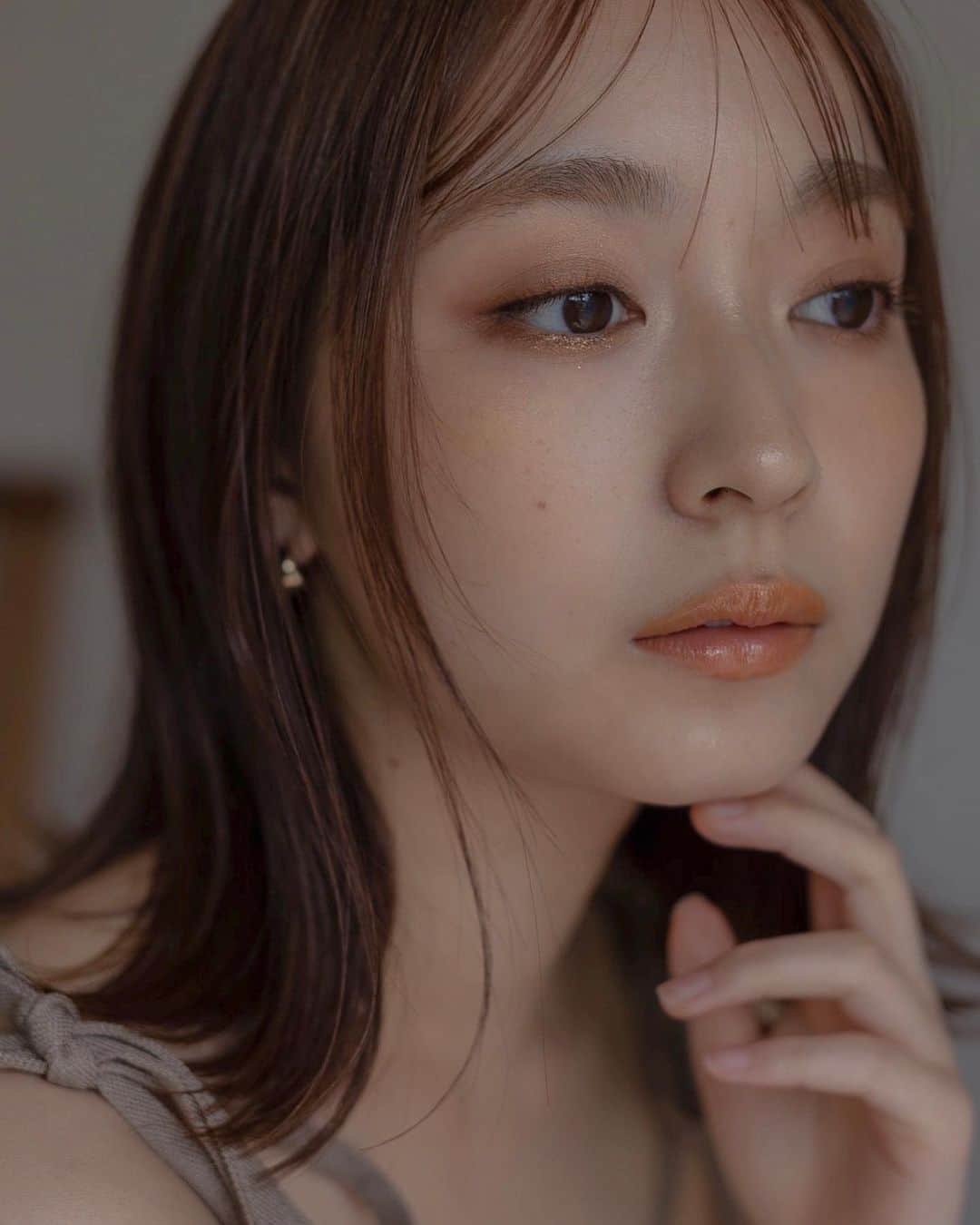 大木光さんのインスタグラム写真 - (大木光Instagram)「イエローなメイクをヘルシーに💄 チークとリップに遊び心をもたせ ヘアは巻きすぎないニュアンスとシースルーな前髪に。  また動画でプロセスをアップします🙋‍♂️！  #メイク #イエローメイク #アイシャドウ #アイメイク#アイライン#夏メイク#dup #celvoke #narscosmetics」6月6日 22時02分 - hikaru027