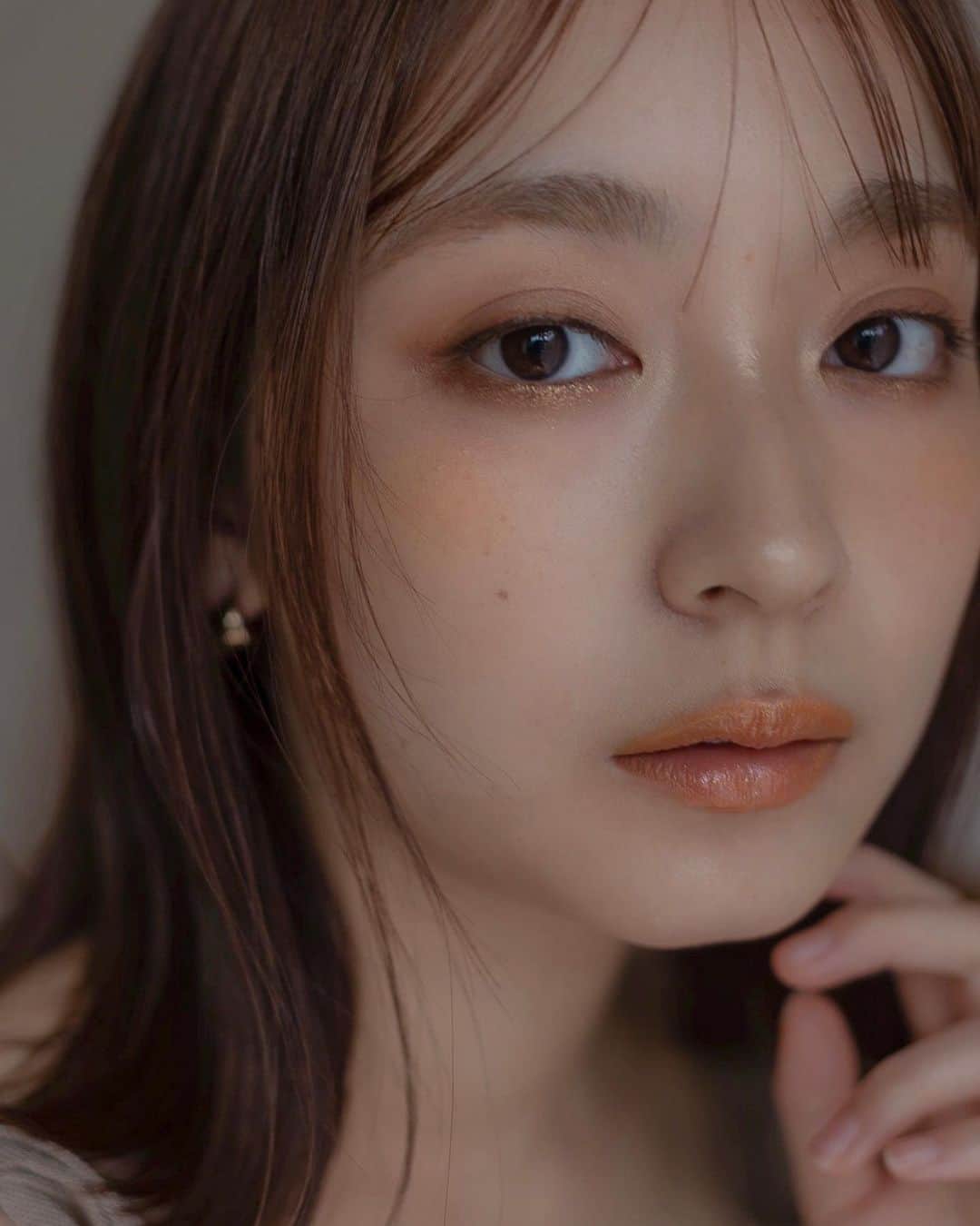 大木光さんのインスタグラム写真 - (大木光Instagram)「イエローなメイクをヘルシーに💄 チークとリップに遊び心をもたせ ヘアは巻きすぎないニュアンスとシースルーな前髪に。  また動画でプロセスをアップします🙋‍♂️！  #メイク #イエローメイク #アイシャドウ #アイメイク#アイライン#夏メイク#dup #celvoke #narscosmetics」6月6日 22時02分 - hikaru027