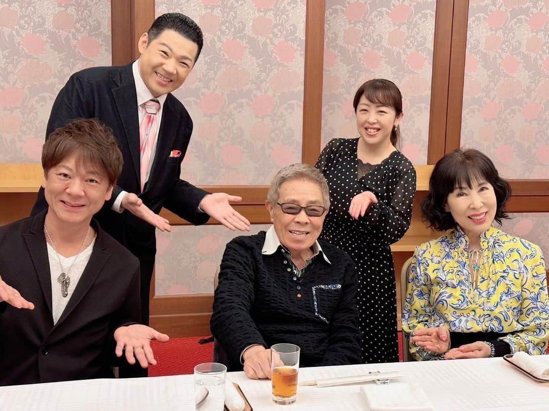 山口ひろみさんのインスタグラム写真 - (山口ひろみInstagram)「昨日は尊敬する師匠・北島三郎先生のデビュー記念日㊗️  久しぶりにファミリー集合して、お祝いの食事会でした🥂  デビュー当時のお話など貴重なお話や楽しいお話を、おいしいごはんをいただきながら🍣と、言うより…おいしいごはんよりもお話中心（笑）  サービス精神あふれる北島先生ですから、約3時間もの間、ほぼ喋りっぱなし❣️  絶好調⤴️そして絶口調でした⤴️⤴️  ありがたいお話をたくさん聞かせていただくことができ、大変勉強になりました🙇🏻‍♀️  大好きな北島先生、ファミリーの皆様とお会いでき、ステキな時間をともに過ごさせていただけて、幸せだったなぁ🥰  北島先生、ますますパワフルで、お元気でいてくださいね❤️  そうそう💡  このたび函館の「北島三郎記念館」が「バーチャル北島三郎記念館」(無料特設サイト)としてオープンとなりました🎊  ＪＲＡ東京競馬場の期間限定特設サイト「キタサンブラック顕彰馬選定記念ＶＲ展示」も復活だそうで、競馬ファンの皆様にも楽しんでいただけるとのことです😊  北島三郎先生のメッセージ動画はこちら🎵https://youtu.be/oe3YzxKqh8g  バーチャル北島三郎記念館　無料特設サイト🎵 https://kitajima-60th.com  ぜひご覧くださいね🌟  #山口ひろみ #テイチク #北島ファミリー #北島三郎先生  #原田悠里 さん #北山たけし さん #大江裕 さん #デビュー記念日 #食事会 #おめでとうございます㊗️  #幸せな時間  #感謝」6月6日 21時54分 - hiromiyamaguchi_official