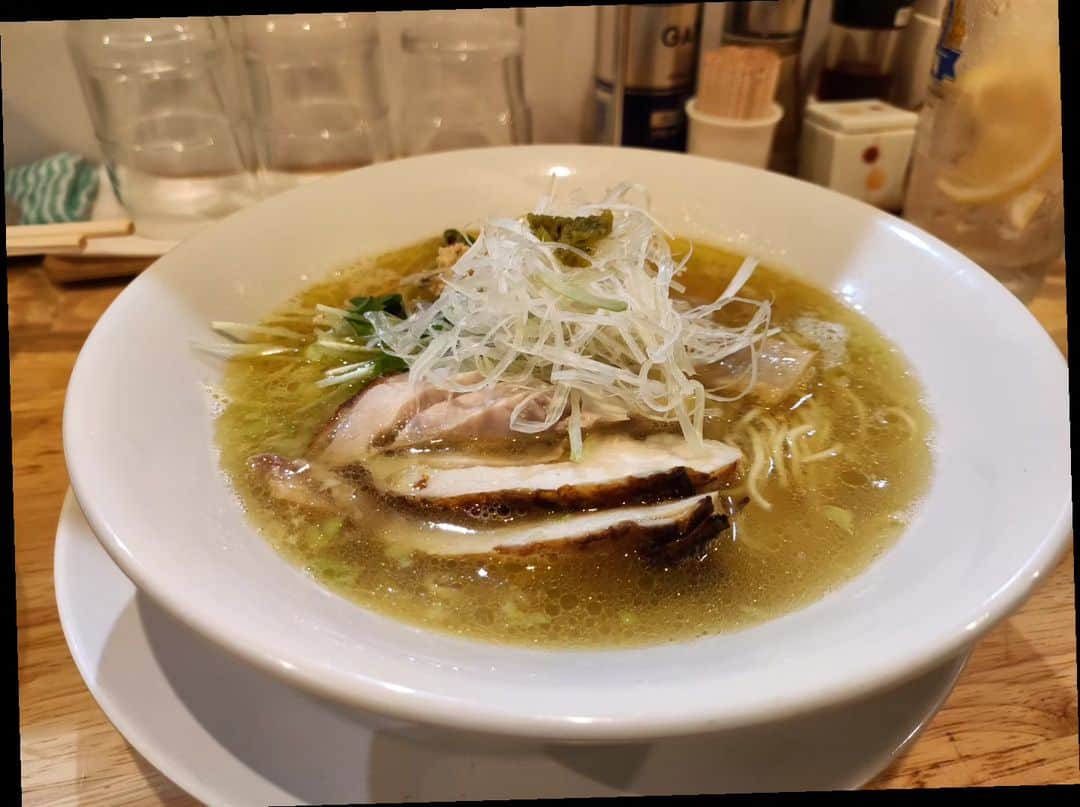 つけMen野郎のインスタグラム：「とりそば らーめん天神下大喜 今宵もとりそば。完全ノーマーク天気予報で雨降られ、やや寒なのでとりそば。濃密な鶏スープで身も心も温まる。むっちゃうまいなぁ、しみじみ。同じメニューを何度も食べることってそう無い人種だけど、これはそうさせる特別な一杯。ではまた来週！」