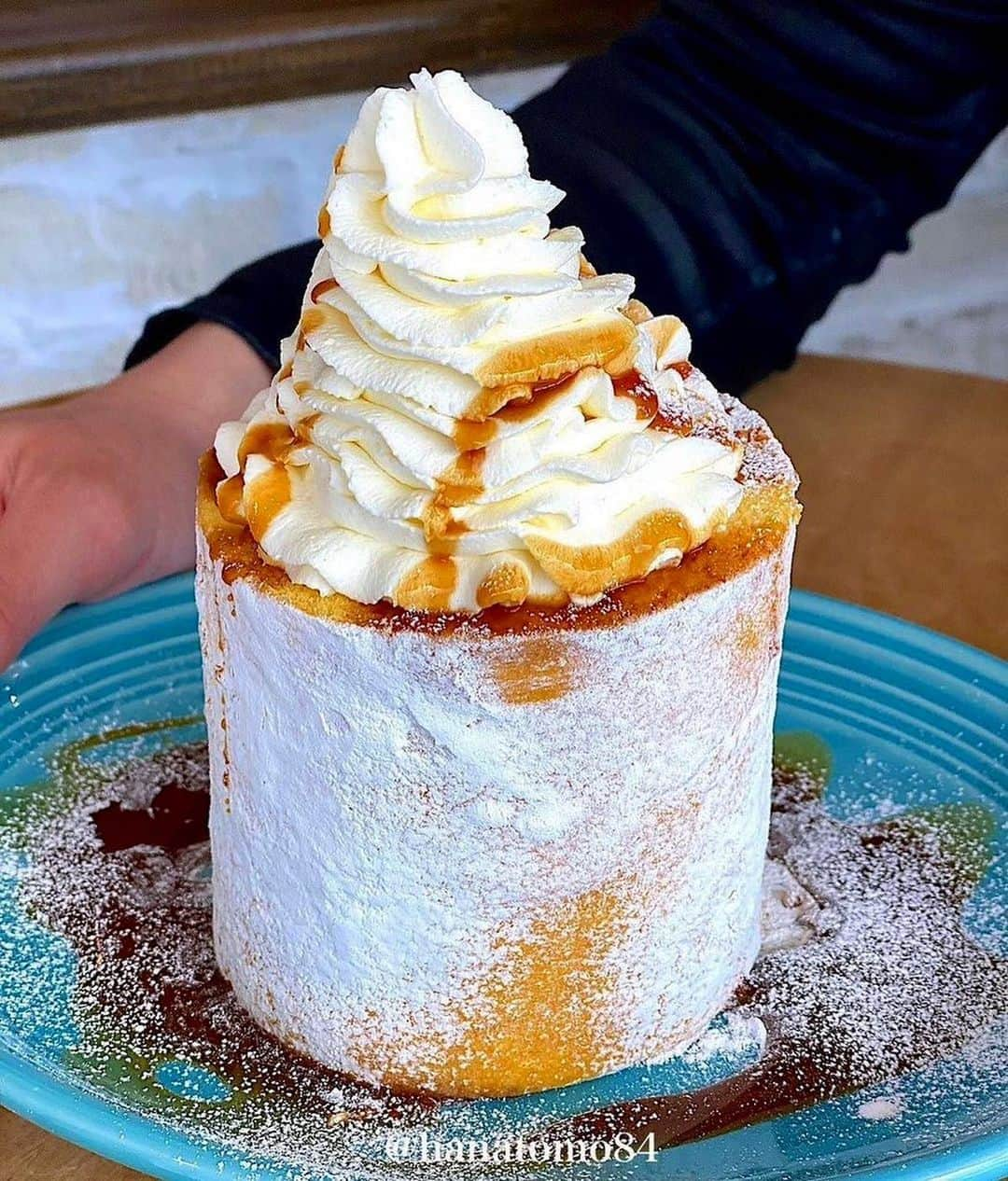 はなともさんのインスタグラム写真 - (はなともInstagram)「. . 【 松涛カフェ @shoto_cafe 】  <6月6日はロールケーキの日>  🍰 松涛ロール Lサイズ / ¥1,200 ※もりもり生クリーム¥200 / キャラメルソース¥70 (現在は価格が変更になっています)  総量の約半分が生クリームという衝撃のロールケーキ！  ヨーグルトを加えた生クリームは 見た目以上にさっぱりしているため食べやすさ◎  ほんのり甘みのある生地とも相性バツグンだね！  「松涛ロール」はS～Lの3サイズがあり トッピングを自分好みに組み合わせてオーダー可能 ※Lサイズのみ要事前予約  ロールケーキ好き＆生クリーム好きな方はぜひ食べてみて！  ▼エリア検索 ↪︎ #はなとも渋谷  ✴︎———✴︎———✴︎———✴︎ Shop Info ✴︎———✴︎———✴︎———✴︎  🏠 松涛カフェ 📍 東京都渋谷区松濤1-29-24 ⏰ 火曜日 12:00〜18:00 土日11:00〜18:00 ‪☎️ 03-5784-1566 ‪ ㊡  月曜日 🚞 渋谷駅から徒歩約8分  ✴︎———✴︎———✴︎———✴︎———✴︎———✴︎———✴︎———✴︎——✴︎  #渋谷カフェ #渋谷スイーツ #ロールケーキ #東京スイーツ #東京カフェ #松涛ロール」6月6日 21時57分 - hanatomo84