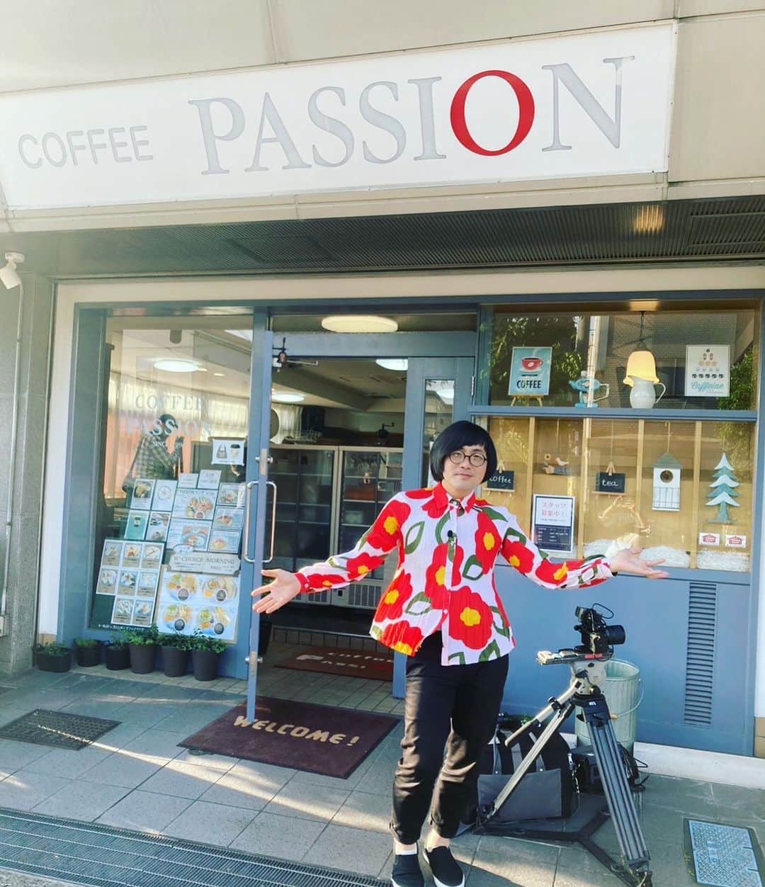 のインスタグラム：「本日放送済みですが テレビ大阪「片っ端から喫茶店」松原タニシ編は 八尾・近鉄高安駅が最寄りの「COFFEE PASSION」さんにおじゃましました。  コーヒー担当のお父さん、調理担当のお母さん、接客担当の娘さんに出迎えていただくアットホームな喫茶店でした☕️  おすすめはお母さんが作るモーニングセットは色々なパンとジャムが選べるお得なセット。 イチオシは自家製レモンバターとトーストの組み合わせ、レモンの酸味がアツアツのトーストと相性がばつぐんでした🍋🍞  YouTube版でもご覧いただけます https://youtu.be/deChdcCBAIU  #COFFEEPASSION #カフェパッション #片っ端から喫茶店 #テレビ大阪 #大阪 #八尾 #喫茶店 #カフェ #怪談 #松原タニシ」