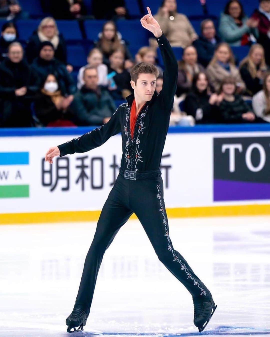 モリス・クヴィテラシヴィリのインスタグラム：「ძვირფასო მეგობრებო, კოლეგებო და ერთგულო გულშემატკივრებო! მოვიდა დრო მივიღო ის გადაწყვეტილება, რაც ადრე თუ გვიან ყველა სპორტსმენის ცხოვრების ნაწილი ხდება - სპორტული კარიერის დასრულება. ამ ეტაპზე ჯობს დავასვენო სხეული ინტენსიური დატვირთვისგან. არავის გაუკვირდება, რომ კარიერის დასრულება ყველა სპორტსმენის ცხოვრებაში ძალიან რთული ნაბიჯია და ხშირად თან სდევს უარყოფითი ემოციები. მაგრამ, სიტუაცია ავწონ-დავწონე და მივედი იმ დასკვნამდე, რომ ამ გადაწყვეტილების მიღების დრო დადგა. მერწმუნეთ, ეს არ არის იმ სპორტსმენის სიტყვები, ვინც ბოლომდე გამოწურული და გამოფიტულია, ეს არის ადამიანის სიტყვები, რომელიც კიდევ ბევრის გაკეთებას გეგმავს. დარწმუნებული ვარ, რომ "ყველაფერი კარგად იქნება" მადლიერი ვარ ჩემი ბედისწერის, ჩემი სპორტული კარიერა წარიმართა ბევრი მშვენიერი ადამიანის გარემოცვაში, წილად მხვდა საქართველო წარმედგინა ორ ოლიმპიადაზე, ექვს მსოფლიო და ექვს ევროპის ჩემპიონატზე, მრავალ საერთაშორისო ტურნირზე. ვესტუმრე ბევრ საინტერესო ქვეყანას მსოფლიოს სხვადასხვა მხარეში. უღრმესი მადლობა ჩემს მწვრთნელებს - ეთერ თუთბერიძეს, სერგეი დუდაკოვს და დანიილ გლეიხენგაუზს მათი ხანგრძლივი მხარდაჭერისთვის. განსაკუთრებული მადლობა საქართველოს ფიგურული ციგურაობის ფედერაციას და ფედერაციის პრეზიდენტს, ქალბატონ მაკა გიორგობიანს, ვისი ძალისხმევის შედეგადაც ქვეყანამ მრავალი ისტორიული გამარჯვება მოიპოვა ყველაზე პრესტიჟულ საერთაშორისო შეჯიბრებზე. ასევე, დიდი მადლობა ეროვნულ ოლიმპიურ კომიტეტს და საქართველოს სპორტის სამინისტროს, რომ გვერდში ედგნენ როგორც ეროვნულ ნაკრებს, ისე თითოეულ მოციგურავეს. არ შემიძლია არ აღვნიშნო ჟურნალისტების როლი, ვინც ფაქიზად და გულმოდგინედ შეისწავლიდა ყველა ნიუანსს და ფართე აუდიტორიის წინაშე აშუქებდა ამ ულამაზეს სპორტს - ფიგურულ ციგურაობას. საბოლოოდ, მინდა დიდი სიყვარულით ვუთხრა მადლობა ჩემს ერთგულ გულშემატკივრებს, თქვენს გვერდში დგომას ყოველთვის ვგრძნობდი არა მხოლოდ ჩემპიონატების ტრიბუნებიდან, არამედ თბილი კომენტარებიდან სოციალურ ქსელებში. ყველას დიდი მადლობა, ჩვენ კიდევ შევხვდებით!」
