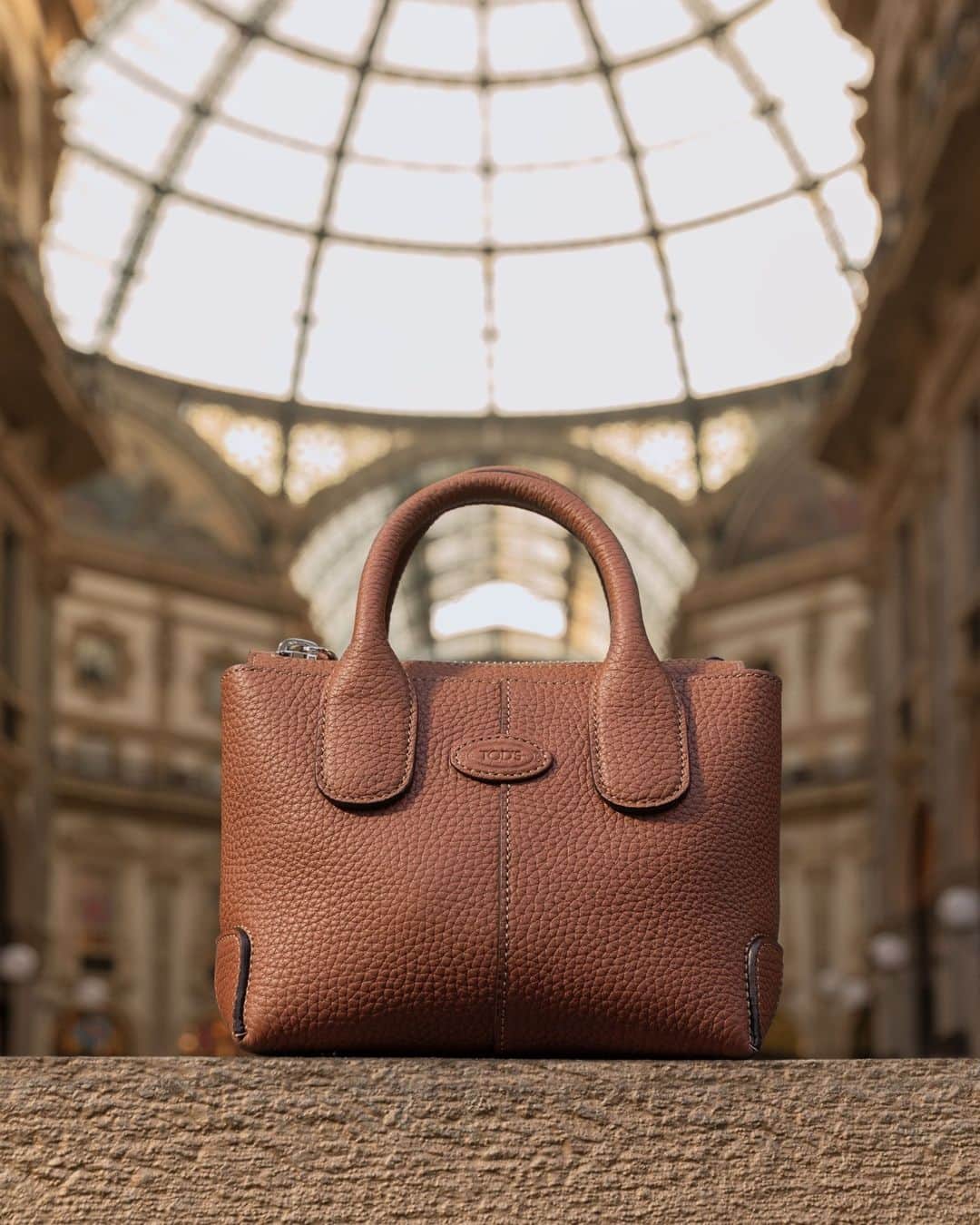 トッズさんのインスタグラム写真 - (トッズInstagram)「Captured in the beautiful Galleria Vittorio Emanuele II in Milan, Tod’s iconic Di Bag is a must-have for every style.  #TodsSS23 #TodsDiBag #Tods」6月6日 22時00分 - tods