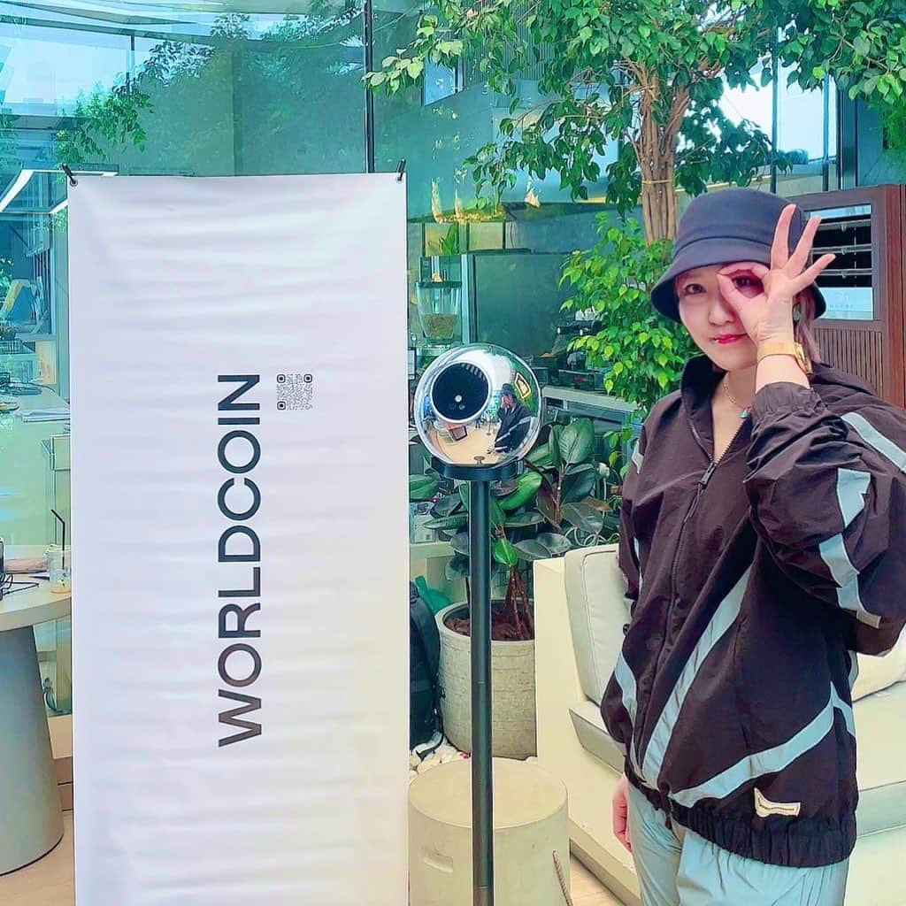 関口愛美のインスタグラム：「I got WORLD ID by scanning my iris🌐  目の虹彩をスキャンしてAIと人間の区別をするというのがとても興味深いので虹彩スキャンしてWORLD ID発行しました！  AIと共存していく上で何が正解か、私は情報だけで判断できる程賢い方じゃないので、色々と触れて感じながら探っていきたい👁️   #worldcoin #worldid #iris #虹彩 #openai #chatgpt #dubai」