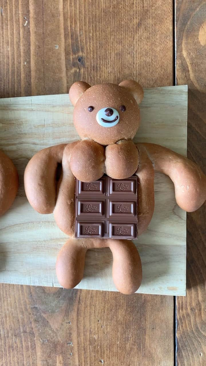 Ranのインスタグラム：「腹筋板チョコパン✨ Chocolate abs🍫 #bread #muscle #musclebuilding #teddybear #chocolate #absworkout #abs #筋肉くまパン #腹筋板チョコパン #菓子パン」