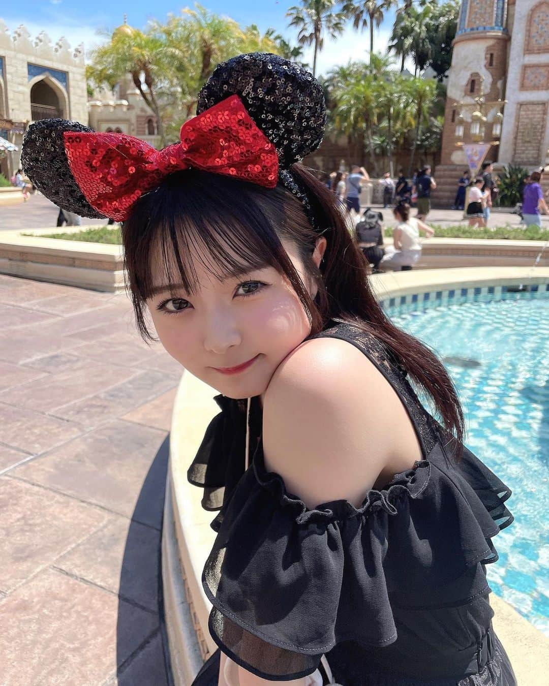 久保田沙矢香のインスタグラム：「黒ミニーちゃん🎀🖤  #東京ディズニーシー #ディズニーシー #ディズニー #ディズニーカチューシャ #ディズニーコーデ #ディズニー写真 #ディズニーフード #ミニーちゃん #ミニーコーデ #ミニーマウス #ミニーカチューシャ #tokyodisneysea #disneysea」