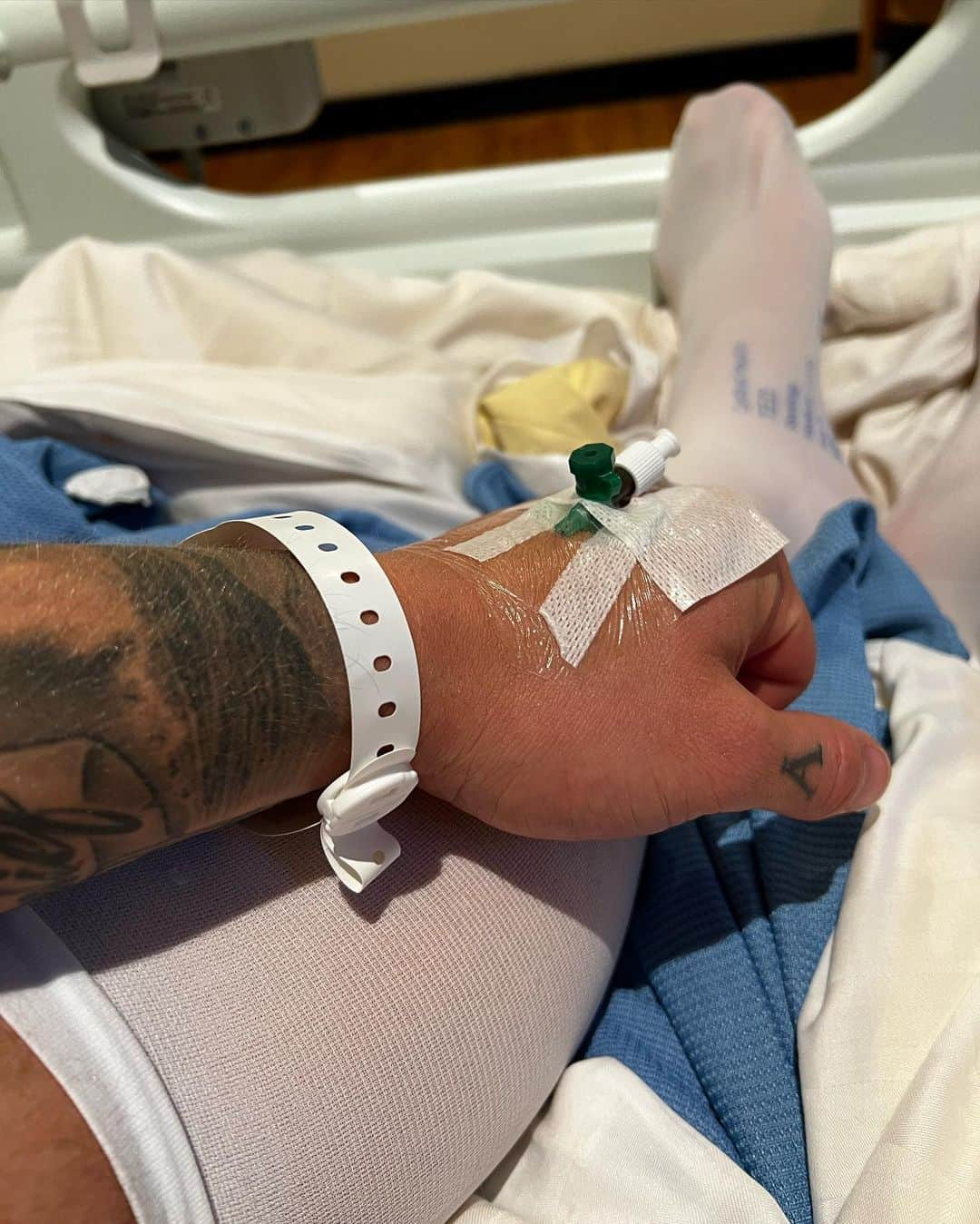 アダム・ピーティさんのインスタグラム写真 - (アダム・ピーティInstagram)「Tonsillectomy went well and on the road to recovery 🙏🏼   Something that was affecting me for quite a long time with a lot of antibiotics to keep under control but I finally got my tonsils removed. Thank you to all the great doctors and nurses at Nuffield Leicester Hospital, you were all exceptional 🖤」6月6日 22時08分 - adam_peaty