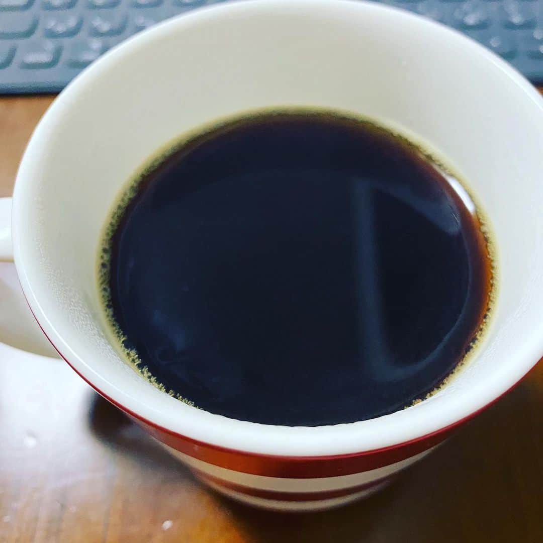 カバのインスタグラム：「コーヒーチャレンジ☕️  こんばんは！ 本日はこの時間にコーヒーです！ (83日目)  今日は朝にコーヒー＆ジムれなかったので、この時間になりました！  このコーヒー飲み終わったらジムりたいと思います！しっかりみっちり適度な運動やってきます！  皆さん、今日も良い一日を！  #吉本新喜劇 #カバ #コーヒーチャレンジ #苦手なコーヒーをお茶の感覚で飲めるようになるまでの道のり #コーヒー #カフェ #カフェ巡り #喫茶店巡り #coffee #coffeechallenge #Cafe #MOUNT HAGEN #ARABICA CAFE #instant #カバッチグー #どーゆーそれー」