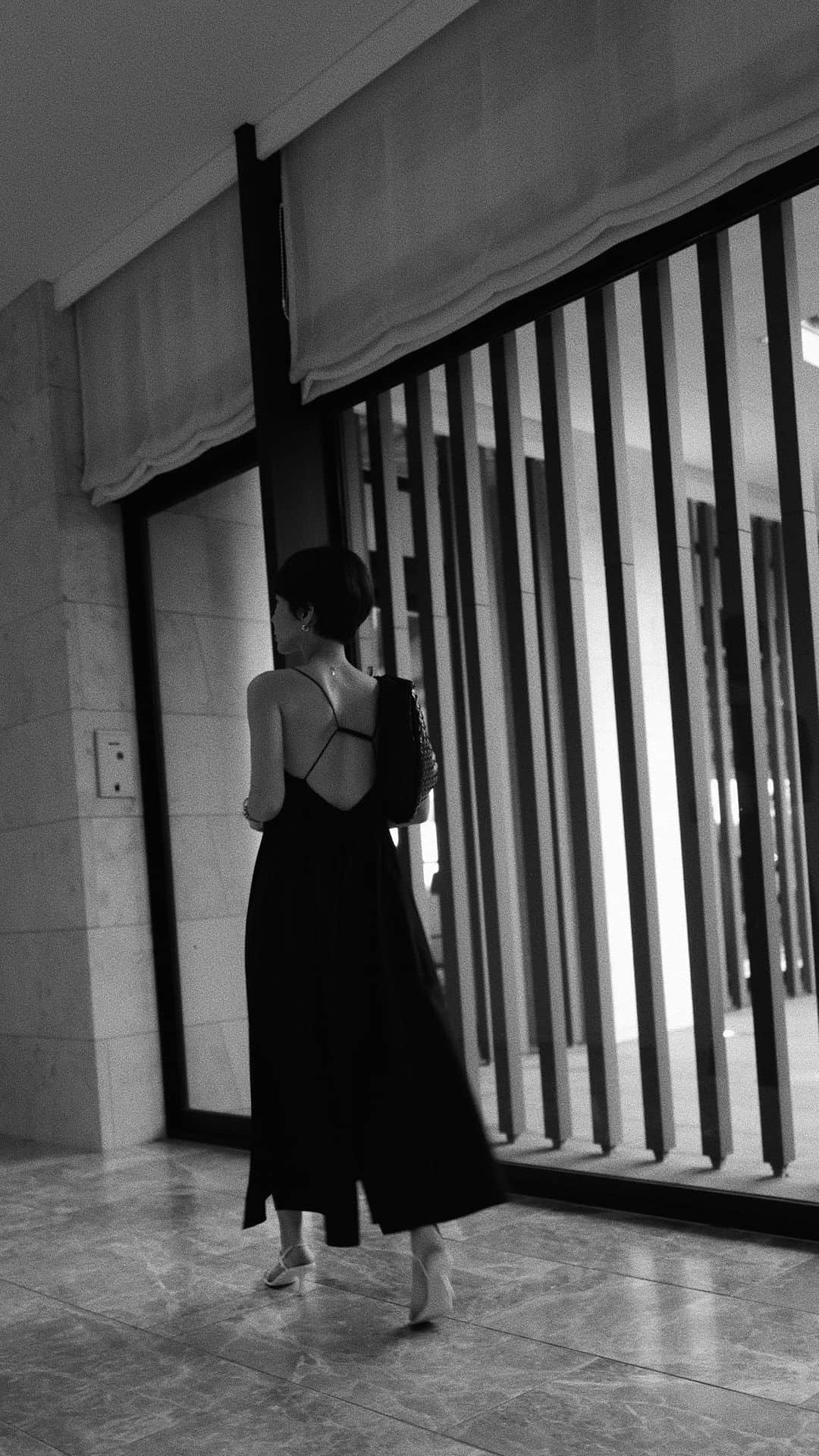 正中雅子のインスタグラム：「🌙🍷👠  たまには思いっきり背中出してディナー行ってみたり💄✨  普段と違う自分で出かけると気分が上がる♡  水際でも使えるのに、着方や小物を変えるだけで ディナーにもいけるリゾートで気分があがる1枚がほしくて 作ったので大満足🤤🫶  今年このオールインワン、沢山着るとおもう♡  ついに明日入荷です🏖️  #MACHATT #masaco服 #masacotravel  #オールインワン」