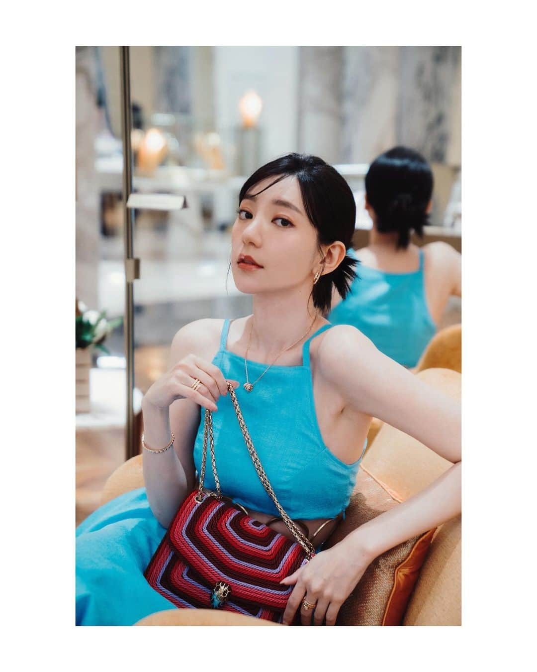 パフ・クオさんのインスタグラム写真 - (パフ・クオInstagram)「BVLGARI 2023秋冬✨  Serpenti Forever 撞色編織肩背包  Serpenti Baia  閃耀鑽石白色肩背包  都喜歡💕  . . .  #BULGARI #BULGARIACCESSORIES #FW23 #KALEIDOSCOPIA @BULGARI」6月6日 22時13分 - aohsuehfu