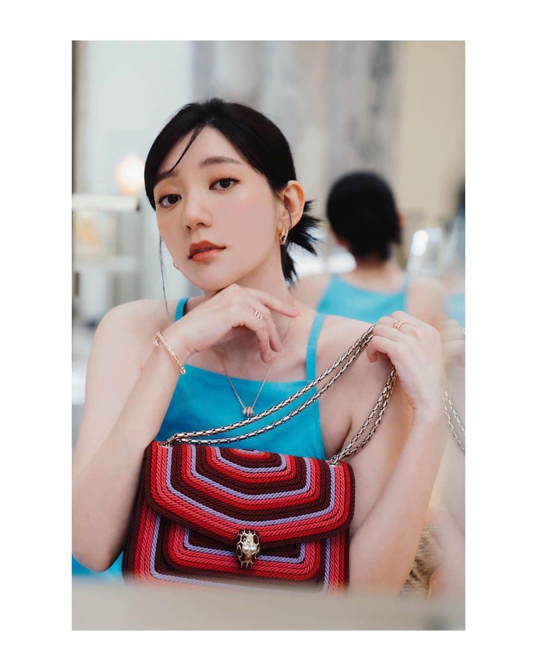 パフ・クオのインスタグラム：「BVLGARI 2023秋冬✨  Serpenti Forever 撞色編織肩背包  Serpenti Baia  閃耀鑽石白色肩背包  都喜歡💕  . . .  #BULGARI #BULGARIACCESSORIES #FW23 #KALEIDOSCOPIA @BULGARI」
