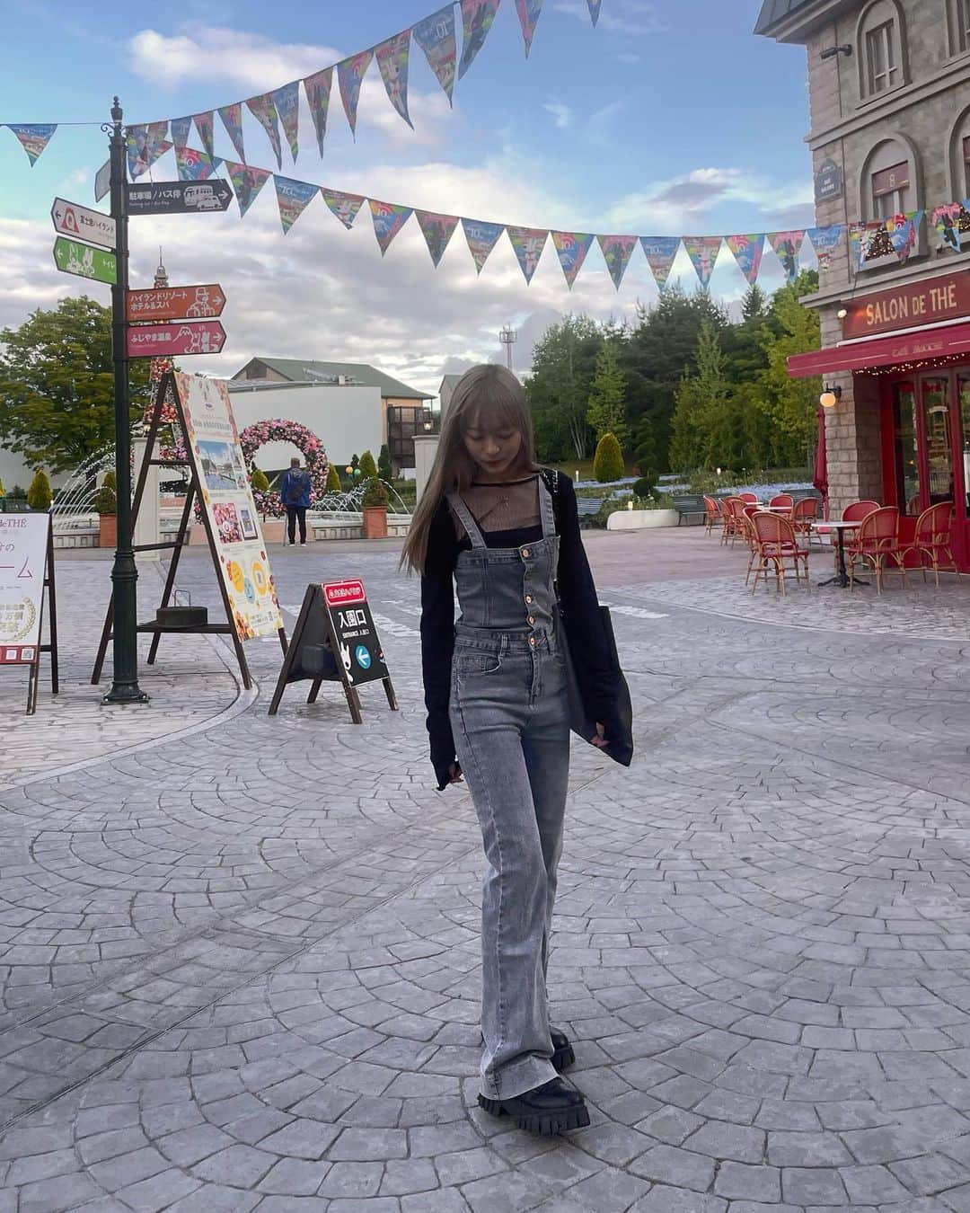 宇井優良梨のインスタグラム：「⁡ たのしいこと探してみようかなあ🦫  久々にこのサロペきました。🩶 かわいいいい  #spray #jouetie  #uiimode #GENIC #宇井優良梨」