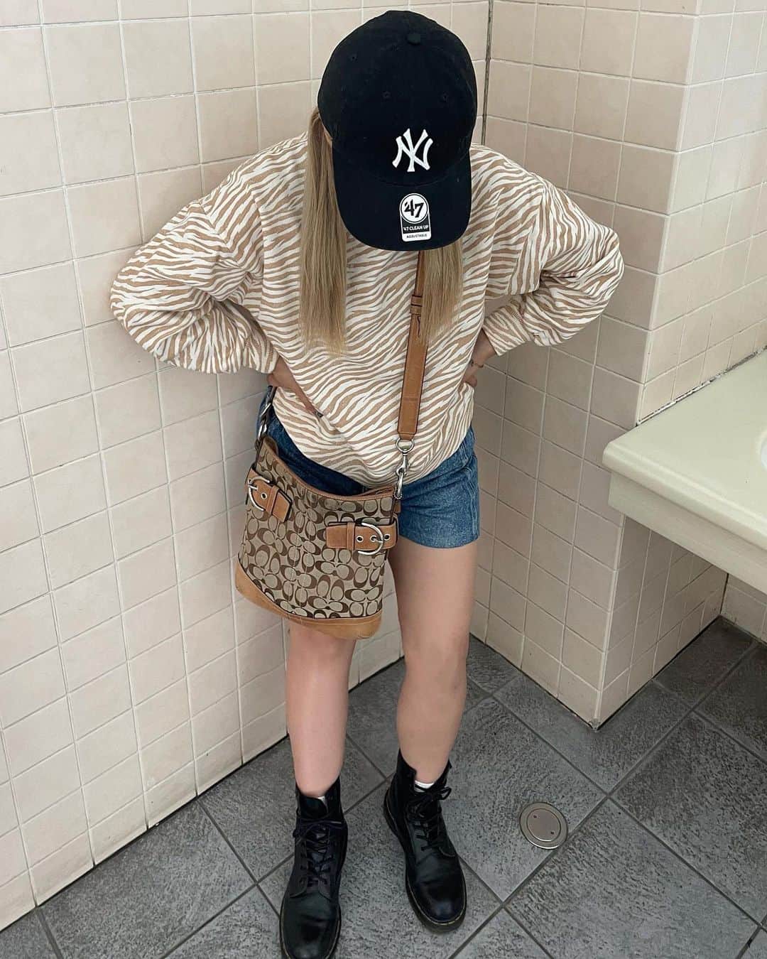 のインスタグラム：「洋服の質問多かったのでタグ付けてあります🏷💞」